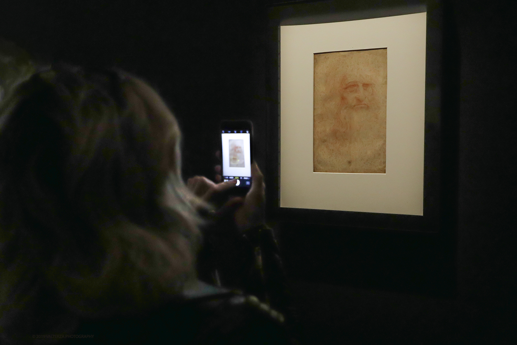 _G3I1905.jpg - 15/04/2019. Torino. La Mostra celebra i cinquecento anni della morte di Leonardo.Il percorso ruota interno al nucleo di disegni autografidi Leonardo da VInci conservati alla Biblioteca reale di Torino. Nella foto visitatrice della mostra