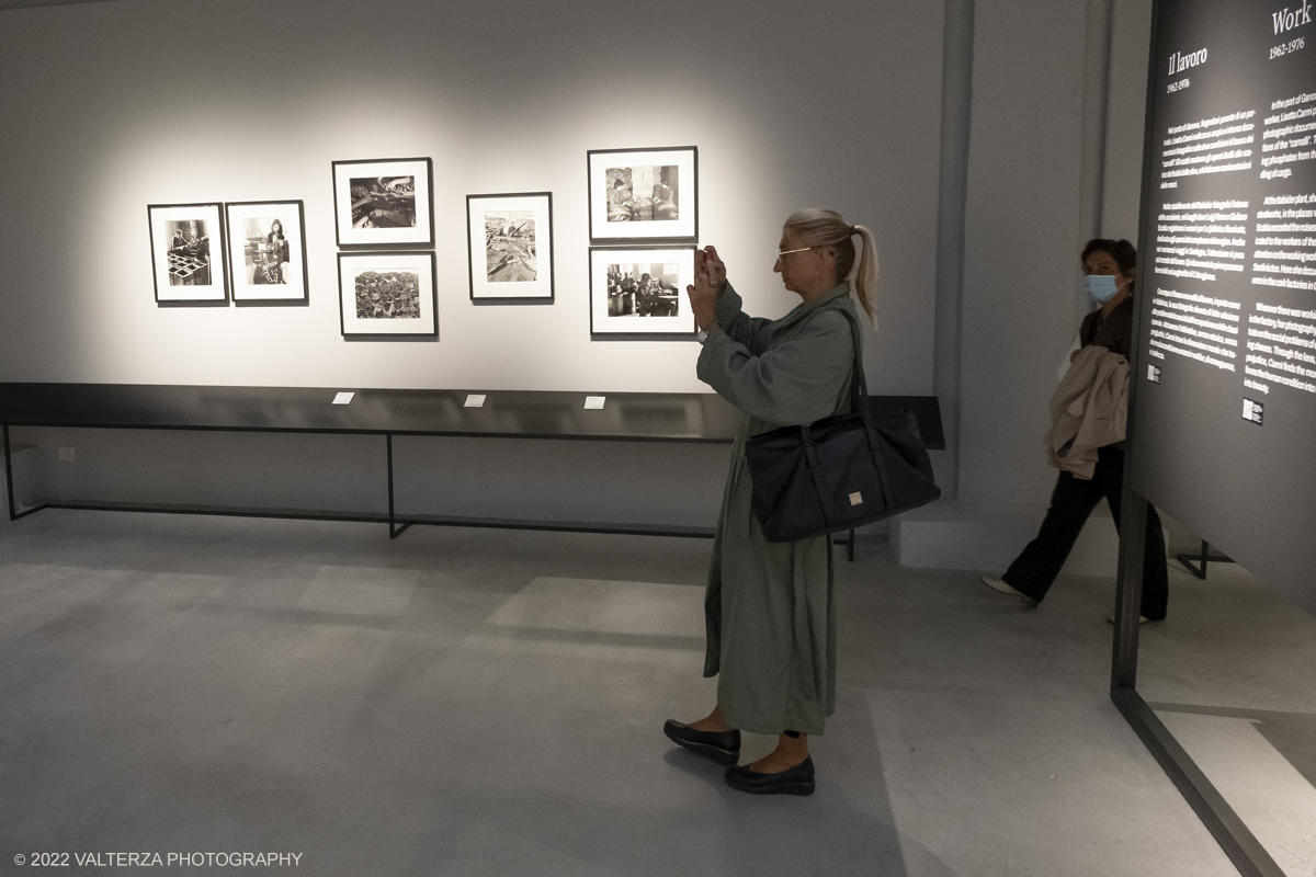 _DSF5999.jpg - 21/09/2022. Torino. Lâ€™esposizione rientra nel progetto â€œLa Grande Fotografia italiana â€œ Lâ€™obbiettivo Ã¨ dare spazio ai maestri della fotografia italiana attraverso una serie di mostre monografiche. La mostra di Lisetta Carmi alle Gallerie di Torino inaugura il primo di questi appuntamenti. Nella foto in visita alla mostra