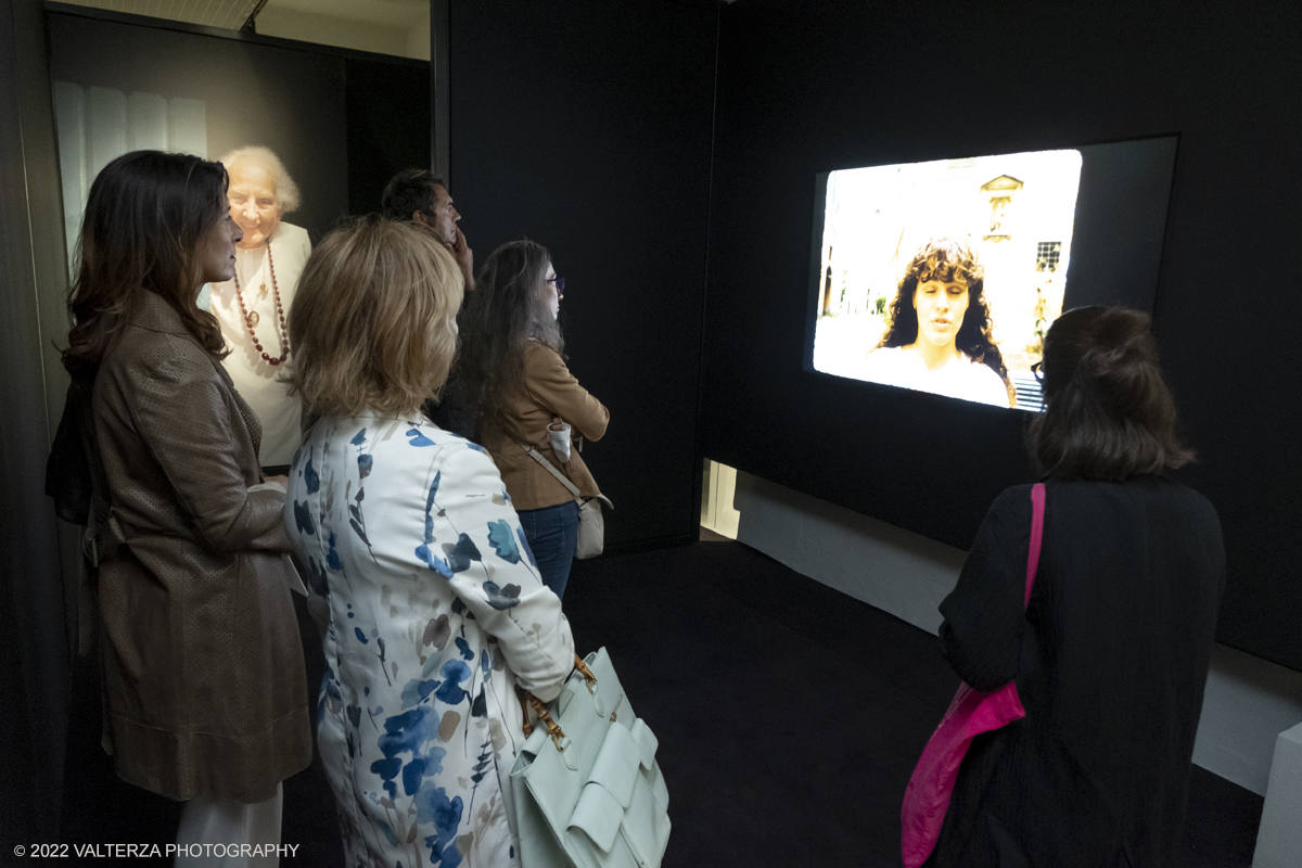 _DSF6068.jpg - 21/09/2022. Torino. Lâ€™esposizione rientra nel progetto â€œLa Grande Fotografia italiana â€œ Lâ€™obbiettivo Ã¨ dare spazio ai maestri della fotografia italiana attraverso una serie di mostre monografiche. La mostra di Lisetta Carmi alle Gallerie di Torino inaugura il primo di questi appuntamenti. Nella foto in visita alla mostra