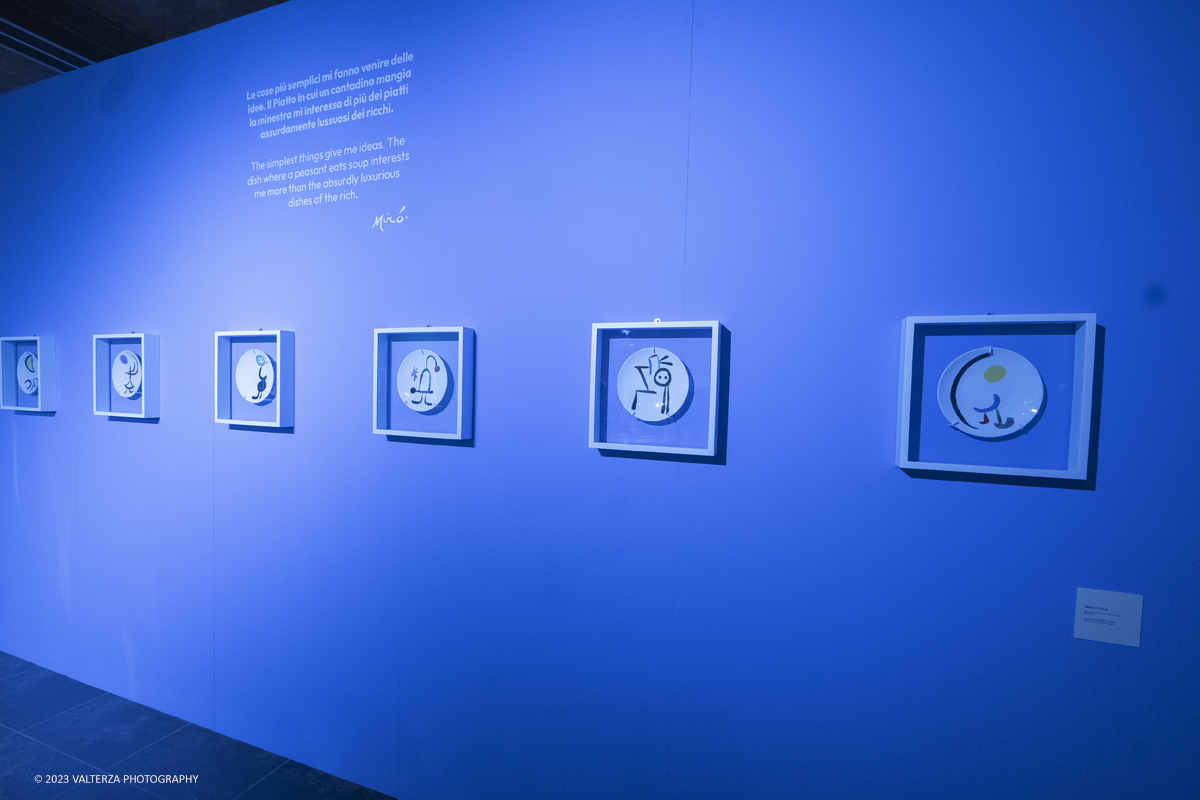_DSF7895.jpg - 27/10/2023. Torino.  Mostra antologica dedicata allâ€™artista catalano MirÃ². A quarantâ€™anni dalla sua scomparsa lâ€™esposizione, che comprende quasi 200 opere, celebra la sua prolifica arte improntata alla joie de vivre con una raccolta di opere datate 1924 - 1981, la maggior parte delle quali mai esposte al pubblico. In mostra al Mastio della Cittadella dal 28 ottobre a 14 gennaio. Nella foto Joan MirÃ³ serie di piatti in ceramica