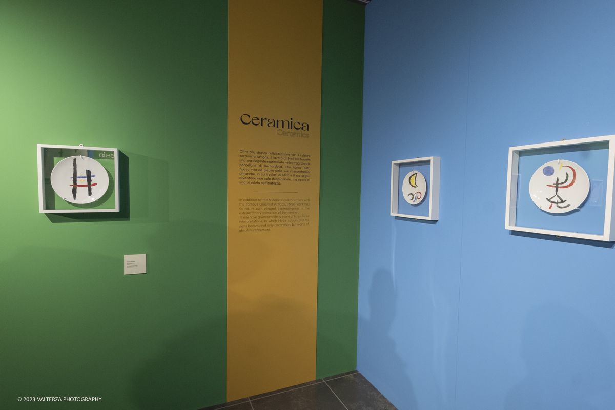 _DSF7907.jpg - 27/10/2023. Torino.  Mostra antologica dedicata allâ€™artista catalano MirÃ². A quarantâ€™anni dalla sua scomparsa lâ€™esposizione, che comprende quasi 200 opere, celebra la sua prolifica arte improntata alla joie de vivre con una raccolta di opere datate 1924 - 1981, la maggior parte delle quali mai esposte al pubblico. In mostra al Mastio della Cittadella dal 28 ottobre a 14 gennaio. Nella foto Joan MirÃ³, parte dell'allestimento della mostra