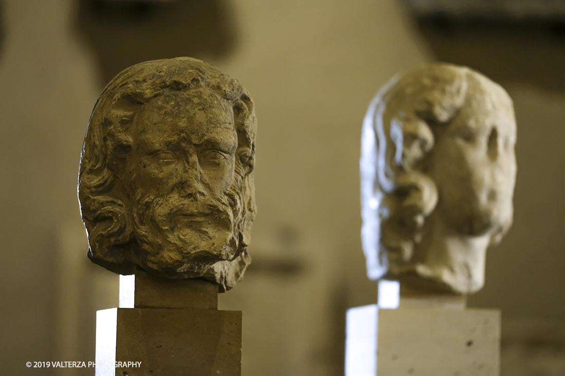 DSCF0589.jpg - 04/04/2019. Torino. Mostra multimediale che da vita a 4 sculture gotiche provenienti dalla cattedrale di Notre-Dame de Paris. Le quatrro teste della mostra sono presentate in un coinvolgente allestimento audiovisivo che ricrea uno sfondo architettonico ed ambientale per le sculture, arricchendo la visita con con proiezioni e voci fuori campo, che animano i quattro personaggi e ne raccontano la storia. Nella foto testa di uomo barbuto, da Notre Dame de Paris,1250-1258.