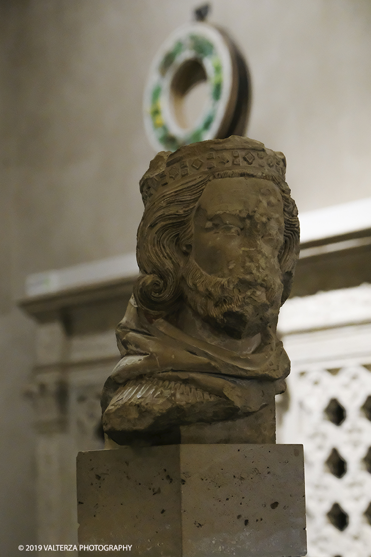 DSCF0663.jpg - 04/04/2019. Torino. Mostra multimediale che da vita a 4 sculture gotiche provenienti dalla cattedrale di Notre-Dame de Paris. Le quatrro teste della mostra sono presentate in un coinvolgente allestimento audiovisivo che ricrea uno sfondo architettonico ed ambientale per le sculture, arricchendo la visita con con proiezioni e voci fuori campo, che animano i quattro personaggi e ne raccontano la storia. Nella foto testa di Re mago, da Notre Dame di Paris, 1250-1258.