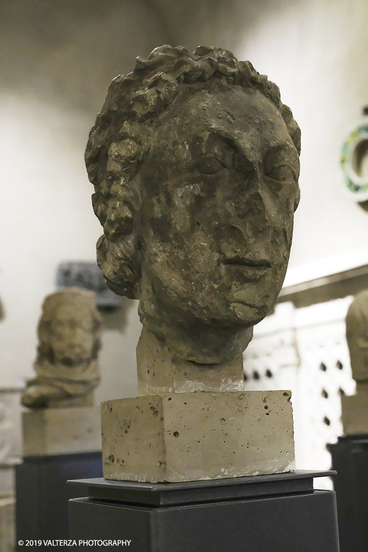 DSCF0665.jpg - 04/04/2019. Torino. Mostra multimediale che da vita a 4 sculture gotiche provenienti dalla cattedrale di Notre-Dame de Paris. Le quatrro teste della mostra sono presentate in un coinvolgente allestimento audiovisivo che ricrea uno sfondo architettonico ed ambientale per le sculture, arricchendo la visita con con proiezioni e voci fuori campo, che animano i quattro personaggi e ne raccontano la storia. Nella foto  testa di angelo, da Notre-Dame de Paris, 1210-1215 circa.