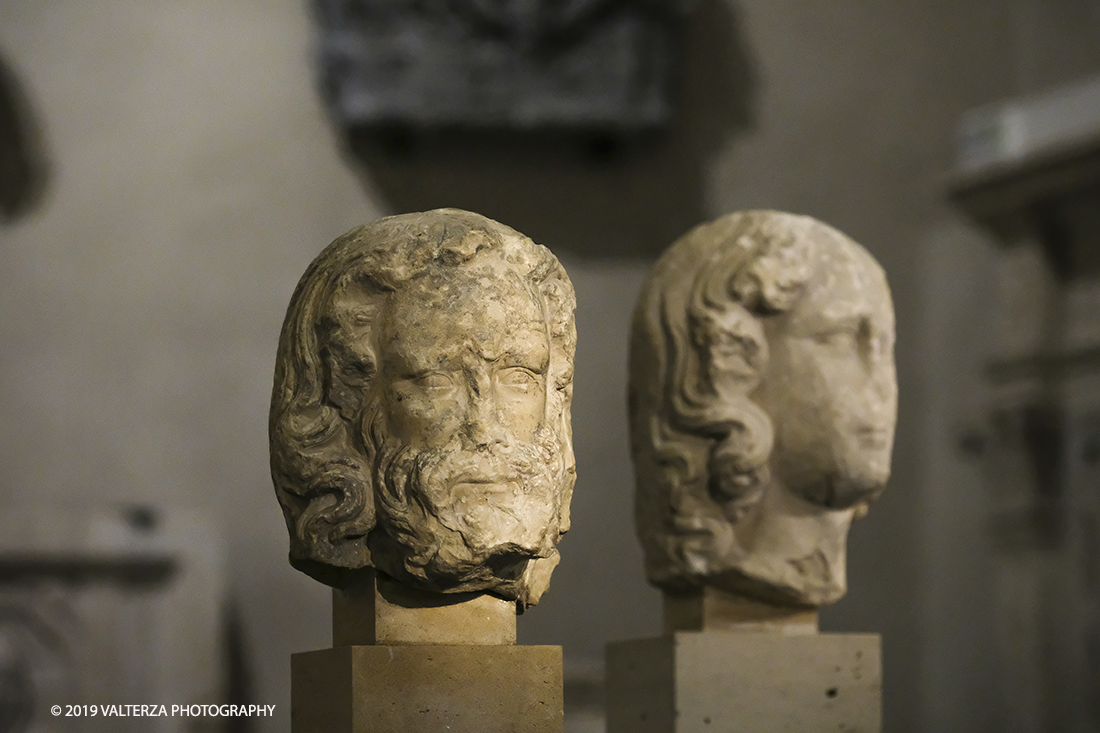 DSCF0707.jpg - 04/04/2019. Torino. Mostra multimediale che da vita a 4 sculture gotiche provenienti dalla cattedrale di Notre-Dame de Paris. Le quatrro teste della mostra sono presentate in un coinvolgente allestimento audiovisivo che ricrea uno sfondo architettonico ed ambientale per le sculture, arricchendo la visita con con proiezioni e voci fuori campo, che animano i quattro personaggi e ne raccontano la storia. Nella foto testa di uomo barbuto e testa femminile.