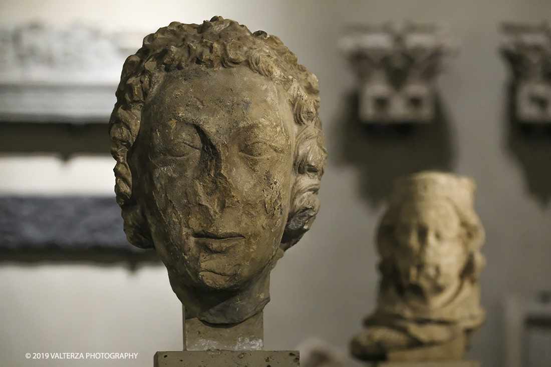 DSCF0709.jpg - 04/04/2019. Torino. Mostra multimediale che da vita a 4 sculture gotiche provenienti dalla cattedrale di Notre-Dame de Paris. Le quatrro teste della mostra sono presentate in un coinvolgente allestimento audiovisivo che ricrea uno sfondo architettonico ed ambientale per le sculture, arricchendo la visita con con proiezioni e voci fuori campo, che animano i quattro personaggi e ne raccontano la storia. Nella foto  testa di angelo, da Notre-Dame de Paris, 1210-1215 circa.