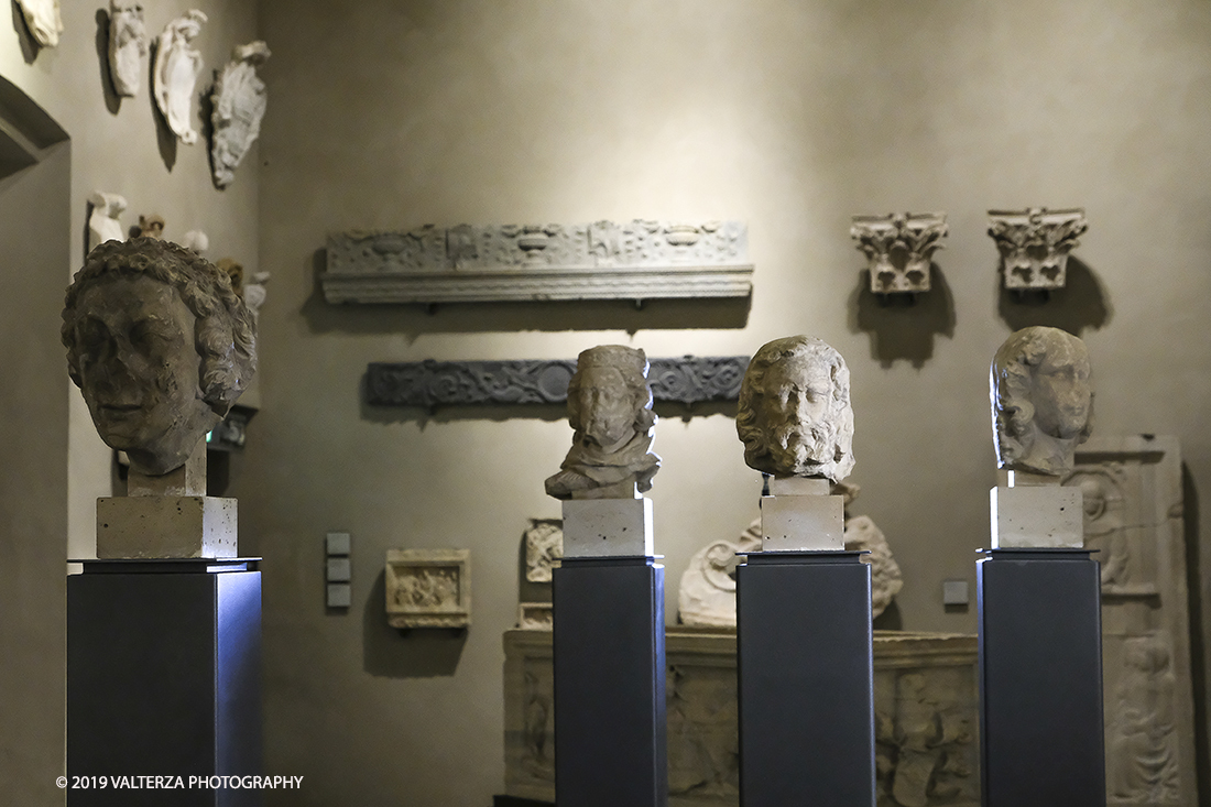 DSCF0710.jpg - 04/04/2019. Torino. Mostra multimediale che da vita a 4 sculture gotiche provenienti dalla cattedrale di Notre-Dame de Paris. Le quatrro teste della mostra sono presentate in un coinvolgente allestimento audiovisivo che ricrea uno sfondo architettonico ed ambientale per le sculture, arricchendo la visita con con proiezioni e voci fuori campo, che animano i quattro personaggi e ne raccontano la storia. Nella foto le quattro sculture gotiche in mostra a Palazzo Madama da sx la testa di angelo, la testa di Re mago, la testa di uomo barbuto, la testa femminile.