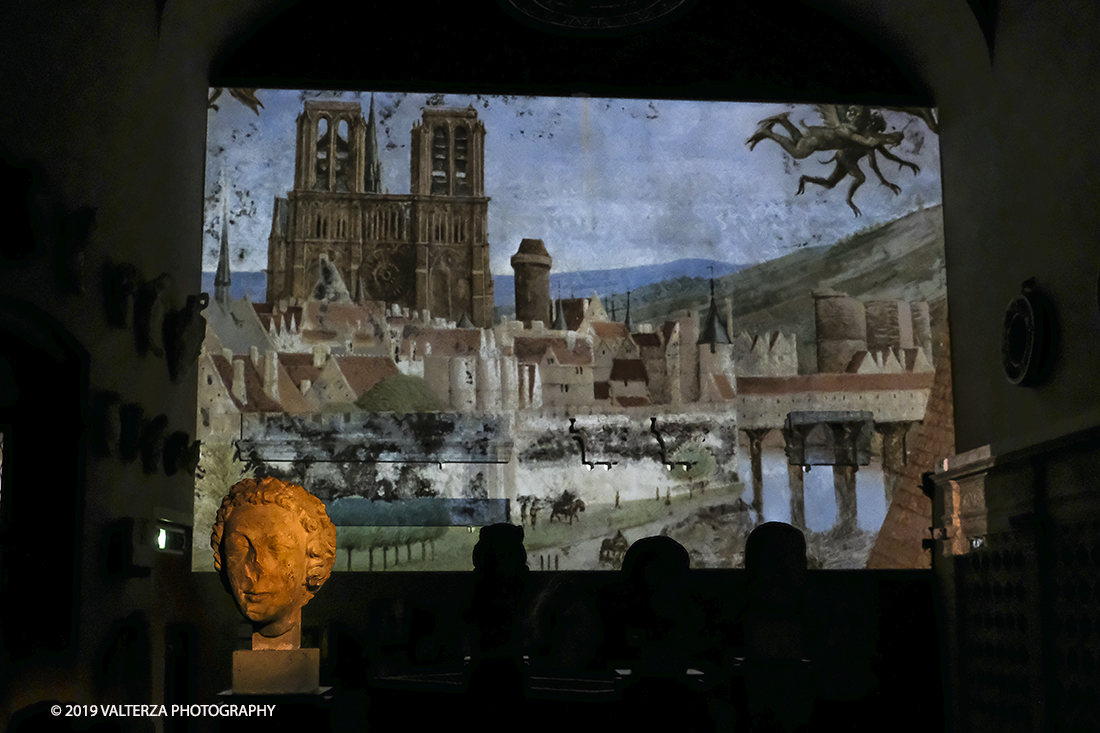 DSCF0747.jpg - 04/04/2019. Torino. Mostra multimediale che da vita a 4 sculture gotiche provenienti dalla cattedrale di Notre-Dame de Paris. Le quatrro teste della mostra sono presentate in un coinvolgente allestimento audiovisivo che ricrea uno sfondo architettonico ed ambientale per le sculture, arricchendo la visita con con proiezioni e voci fuori campo, che animano i quattro personaggi e ne raccontano la storia. Nella foto un momento dello spettacolo audiovisivo che anima la mostra