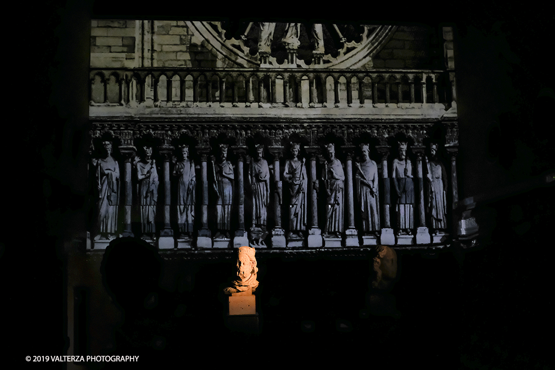 DSCF0810.jpg - 04/04/2019. Torino. Mostra multimediale che da vita a 4 sculture gotiche provenienti dalla cattedrale di Notre-Dame de Paris. Le quatrro teste della mostra sono presentate in un coinvolgente allestimento audiovisivo che ricrea uno sfondo architettonico ed ambientale per le sculture, arricchendo la visita con con proiezioni e voci fuori campo, che animano i quattro personaggi e ne raccontano la storia. Nella foto  un momento dello spettacolo audiovisivo che anima la mostra