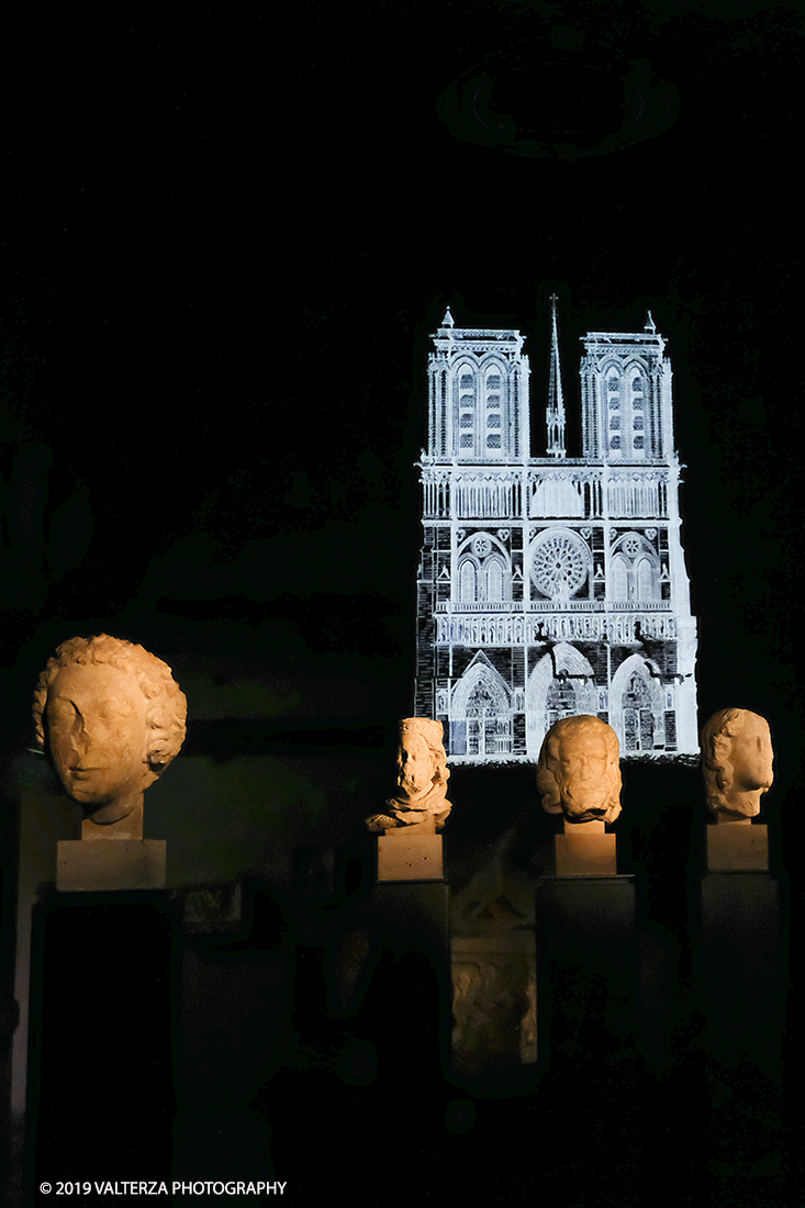 DSCF0892.jpg - 04/04/2019. Torino. Mostra multimediale che da vita a 4 sculture gotiche provenienti dalla cattedrale di Notre-Dame de Paris. Le quatrro teste della mostra sono presentate in un coinvolgente allestimento audiovisivo che ricrea uno sfondo architettonico ed ambientale per le sculture, arricchendo la visita con con proiezioni e voci fuori campo, che animano i quattro personaggi e ne raccontano la storia. Nella foto un momento dello spettacolo audiovisivo che anima la mostra