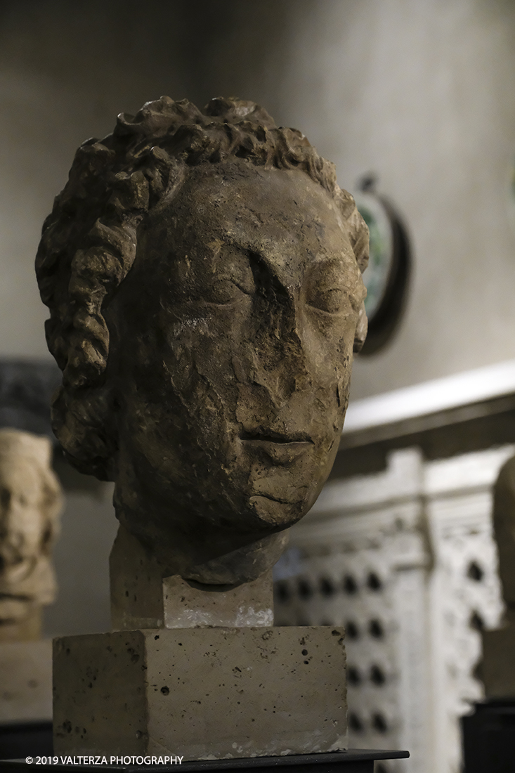 DSCF0930.jpg - 04/04/2019. Torino. Mostra multimediale che da vita a 4 sculture gotiche provenienti dalla cattedrale di Notre-Dame de Paris. Le quatrro teste della mostra sono presentate in un coinvolgente allestimento audiovisivo che ricrea uno sfondo architettonico ed ambientale per le sculture, arricchendo la visita con con proiezioni e voci fuori campo, che animano i quattro personaggi e ne raccontano la storia. Nella foto  testa di angelo, da Notre-Dame de Paris, 1210-1215 circa.