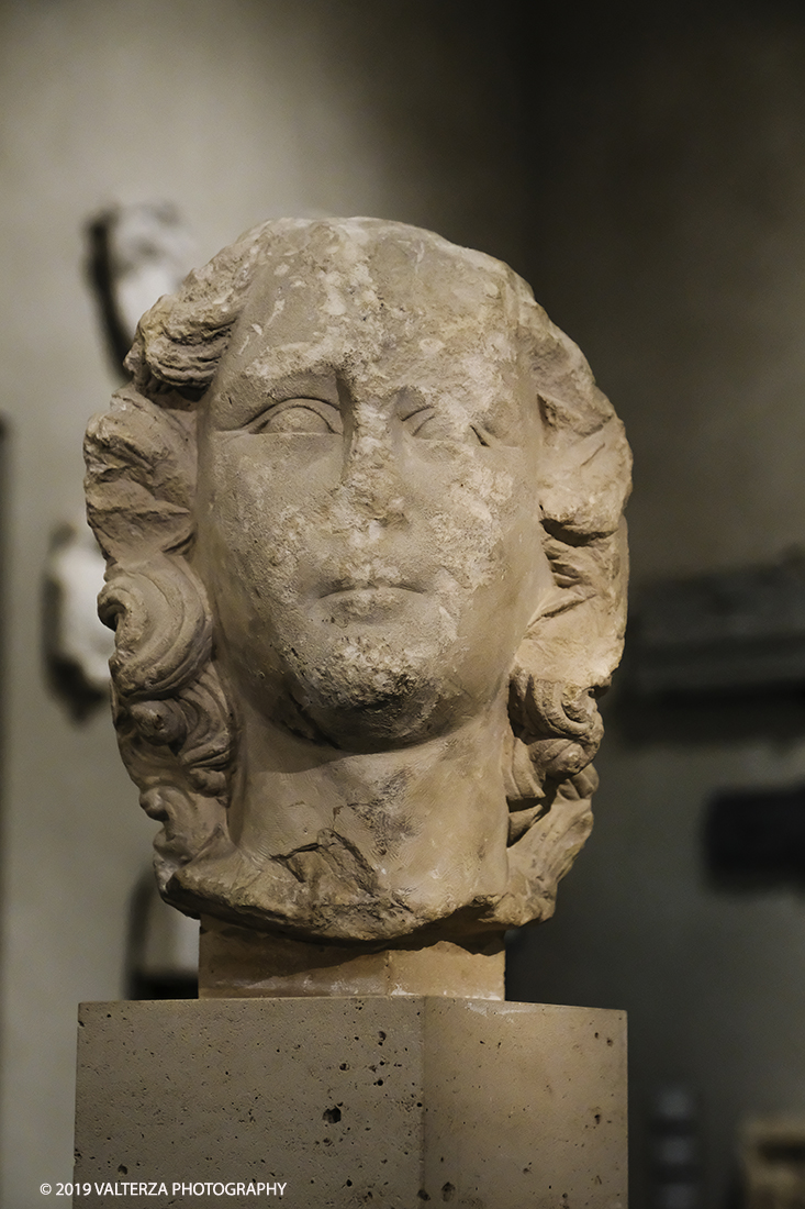 DSCF0941.jpg - 04/04/2019. Torino. Mostra multimediale che da vita a 4 sculture gotiche provenienti dalla cattedrale di Notre-Dame de Paris. Le quatrro teste della mostra sono presentate in un coinvolgente allestimento audiovisivo che ricrea uno sfondo architettonico ed ambientale per le sculture, arricchendo la visita con con proiezioni e voci fuori campo, che animano i quattro personaggi e ne raccontano la storia. Nella foto testa femminile, allegoria di una virtÃ¹ teologale, da Notre-Dame de Paris, 1250-1258.