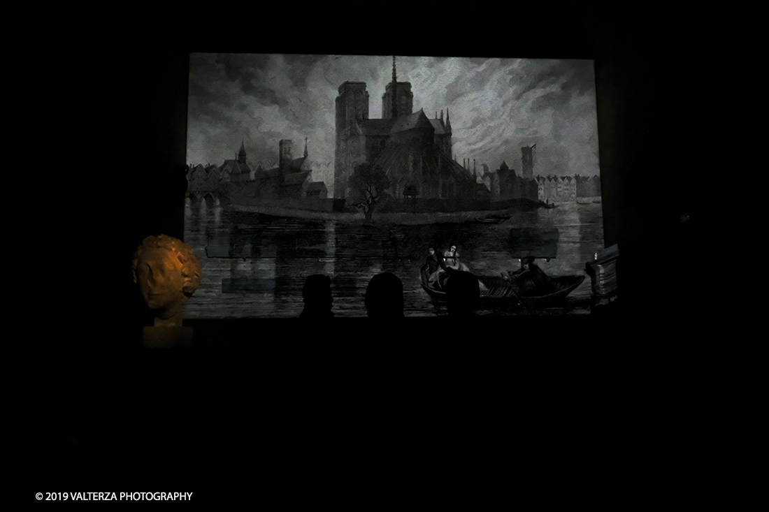 DSCF0970.jpg - 04/04/2019. Torino. Mostra multimediale che da vita a 4 sculture gotiche provenienti dalla cattedrale di Notre-Dame de Paris. Le quatrro teste della mostra sono presentate in un coinvolgente allestimento audiovisivo che ricrea uno sfondo architettonico ed ambientale per le sculture, arricchendo la visita con con proiezioni e voci fuori campo, che animano i quattro personaggi e ne raccontano la storia. Nella foto un momento dello spettacolo audiovisivo che anima la mostra