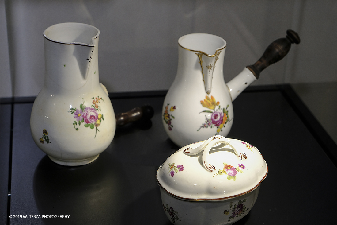 _DSF6670.jpg - 16-02-2019. Vinovo. La mostra dedicata alla Regia Manifattura di Vinovo. Nella foto cioccolatiere, porcellane, manifattura Vinovo periodo Hannong (1776-1779)