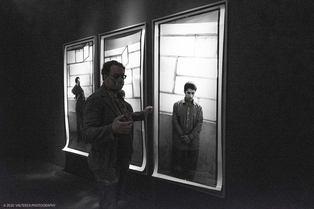 _DSF6909.jpg - 30/09/2020. Venaria Reale. L'intenzione della mostra, con piÃ¹ di 200 immagini e quattro video, Ã¨ di permettere al valutatore di riflettere su alcuni momenti cruciali della storia recente, attraverso gli occhi del fotografo. Nella foto Paolo Pellegrin con un trittico di immagini di un prigioniero dello stato Islamico. Iraq 2015