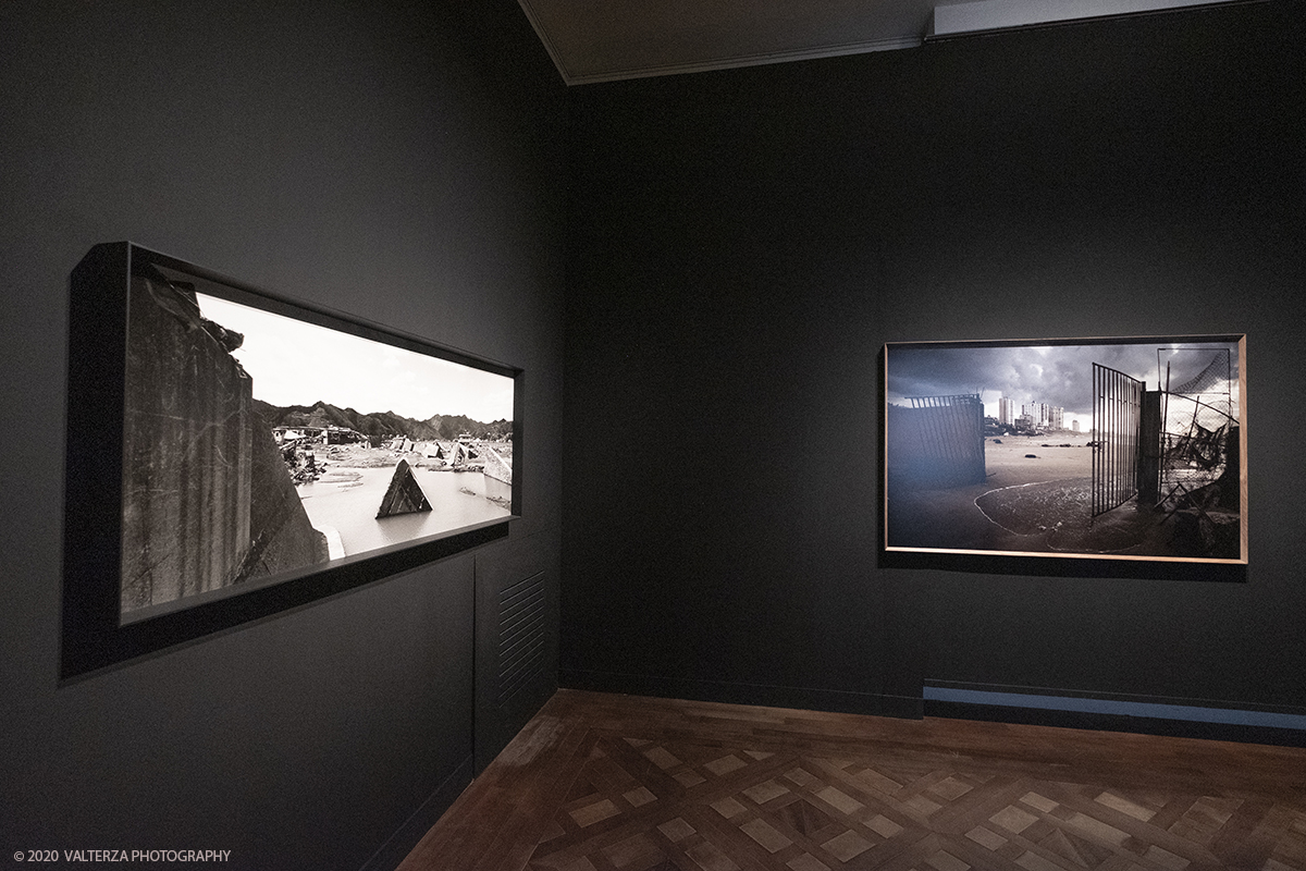 _DSF7447.jpg - 30/09/2020. Venaria Reale. L'intenzione della mostra, con piÃ¹ di 200 immagini e quattro video, Ã¨ di permettere al valutatore di riflettere su alcuni momenti cruciali della storia recente, attraverso gli occhi del fotografo. Nella foto sala n.15