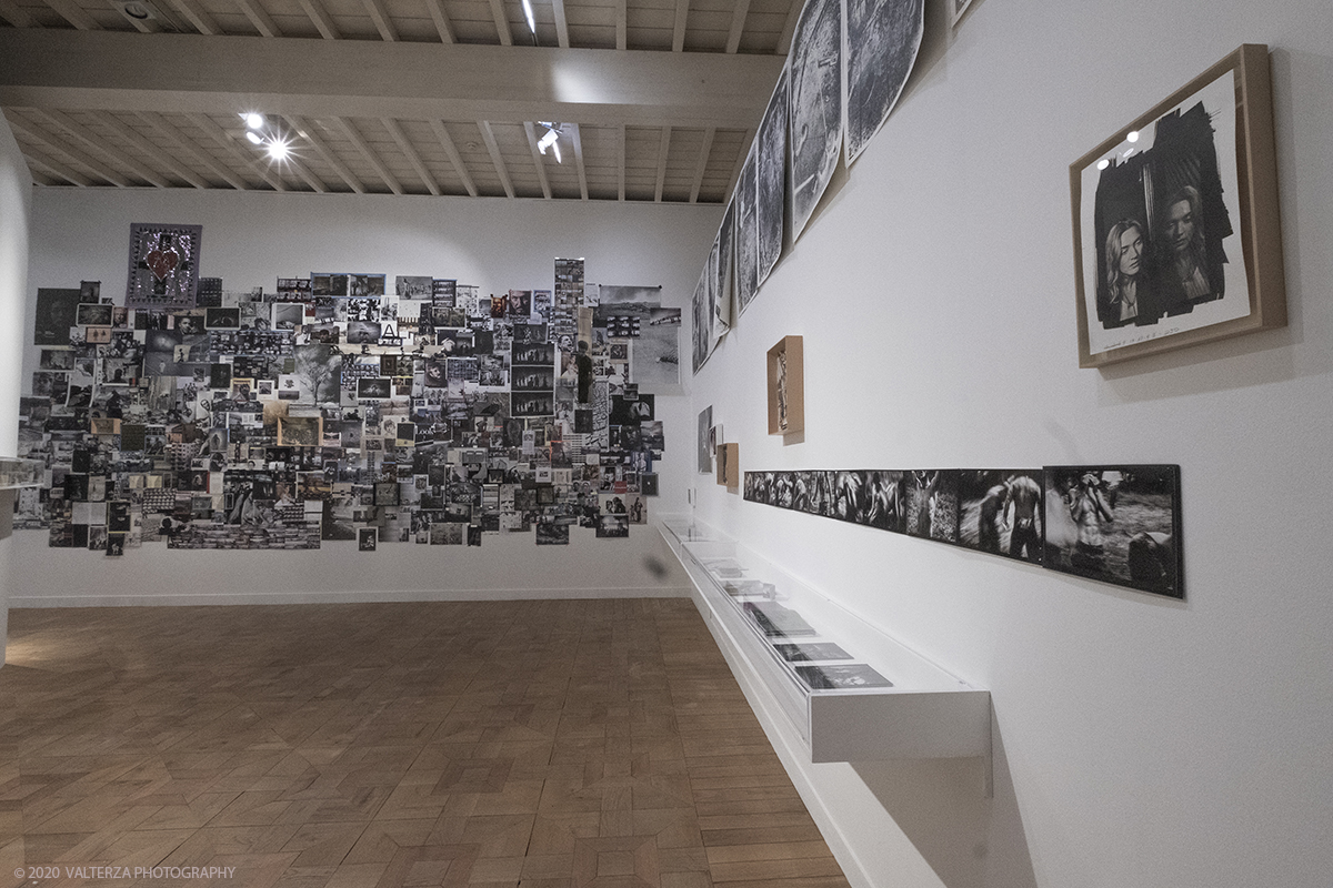 _DSF7469.jpg - 30/09/2020. Venaria Reale. L'intenzione della mostra, con piÃ¹ di 200 immagini e quattro video, Ã¨ di permettere al valutatore di riflettere su alcuni momenti cruciali della storia recente, attraverso gli occhi del fotografo. Nella foto sala finale con una lunga parete di taccuini, diapositive,appunti e negativi che l'artista Chiara Pellegrin,  sorella del fotografo, ha raccolto per ricreare lo studio dell'autore.