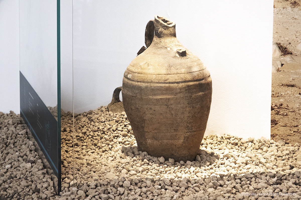 _DSF4234.jpg - 10/09/2020. Torino Musei Reali. Per Fumum Ã¨ alla sua terza edizione. Questâ€™anno la rassegna si apre con la mostra INCÄ’NSUM, lâ€™evento Per Fumum da tre anni a questa parte Ã¨ diventato un punto di riferimento per tutti coloro che coltivano la passione o si avvicinano interessati al tema del profumo. La mostra IncÄ“nsum ospita come special guest una materia prima meravigliosa ed estremamente evocativa, il franchincenso o lacrime degli Dei. Nella foto la sezione olfattiva della mostra con emanazione di profumi. Anfora