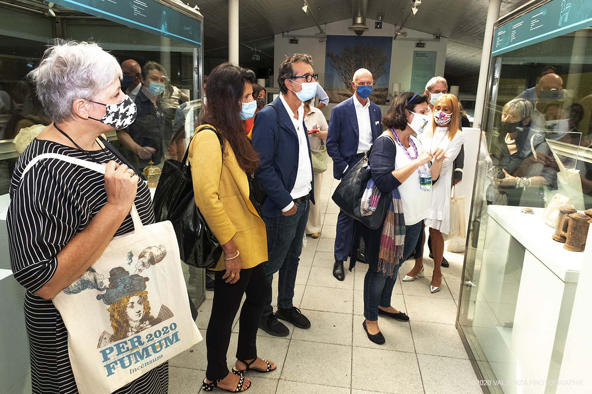 _DSF4525.jpg - 10/09/2020. Torino Musei Reali. Per Fumum Ã¨ alla sua terza edizione. Questâ€™anno la rassegna si apre con la mostra INCÄ’NSUM, lâ€™evento Per Fumum da tre anni a questa parte Ã¨ diventato un punto di riferimento per tutti coloro che coltivano la passione o si avvicinano interessati al tema del profumo. La mostra IncÄ“nsum ospita come special guest una materia prima meravigliosa ed estremamente evocativa, il franchincenso o lacrime degli Dei. Nella foto visita guidata alla mostra.