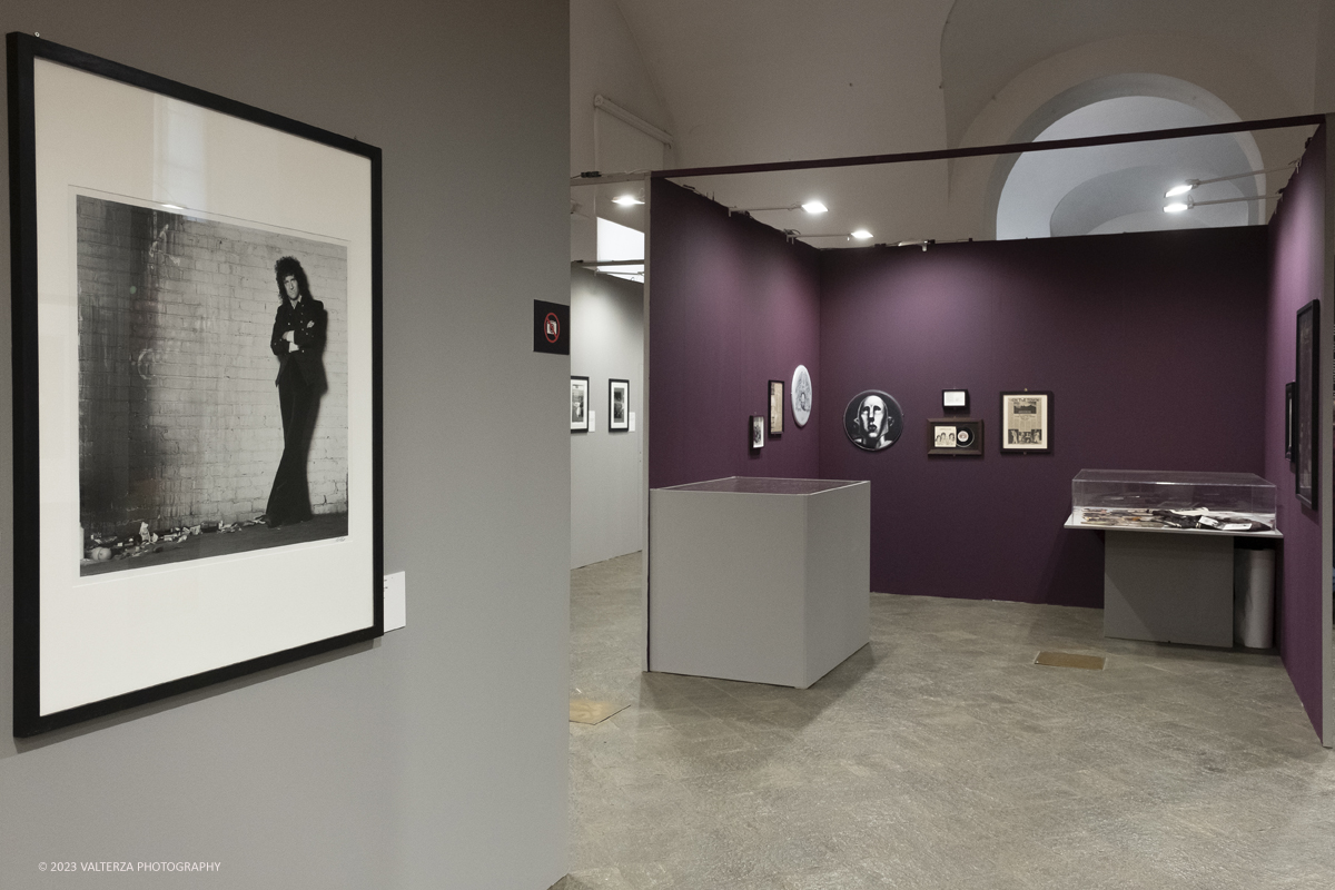 _DSF1789.jpg - 05/04/2023. Torino. La mostra Peter Hince  Queen Experience.,  documenta il fruttuoso rapporto di amicizia e lavoro tra l'artista londinese e la formazione capitanata dal compianto Freddie Mercury  con oltre sessanta scatti realizzati dall'amico e collaboratore della band Peter Hince ,arricchiti da un centinaio di cimeli, poster, dischi e filmati d'epoca. Nella foto parte della installazione della mostra