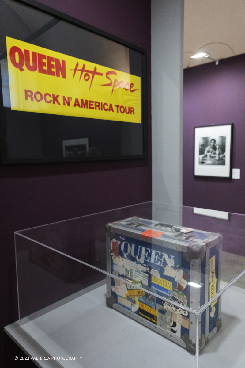 _DSF1942.jpg - 05/04/2023. Torino. La mostra Peter Hince  Queen Experience.,  documenta il fruttuoso rapporto di amicizia e lavoro tra l'artista londinese e la formazione capitanata dal compianto Freddie Mercury  con oltre sessanta scatti realizzati dall'amico e collaboratore della band Peter Hince ,arricchiti da un centinaio di cimeli, poster, dischi e filmati d'epoca. Nella foto una valigia dei Queen per i tour