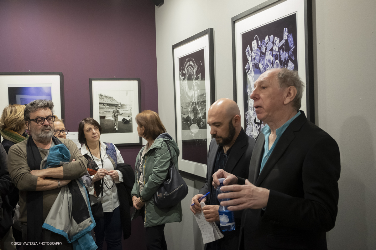 _DSF1951.jpg - 05/04/2023. Torino. La mostra Peter Hince  Queen Experience.,  documenta il fruttuoso rapporto di amicizia e lavoro tra l'artista londinese e la formazione capitanata dal compianto Freddie Mercury  con oltre sessanta scatti realizzati dall'amico e collaboratore della band Peter Hince ,arricchiti da un centinaio di cimeli, poster, dischi e filmati d'epoca. Nella foto visita alla mostra guidata da Peter Hince