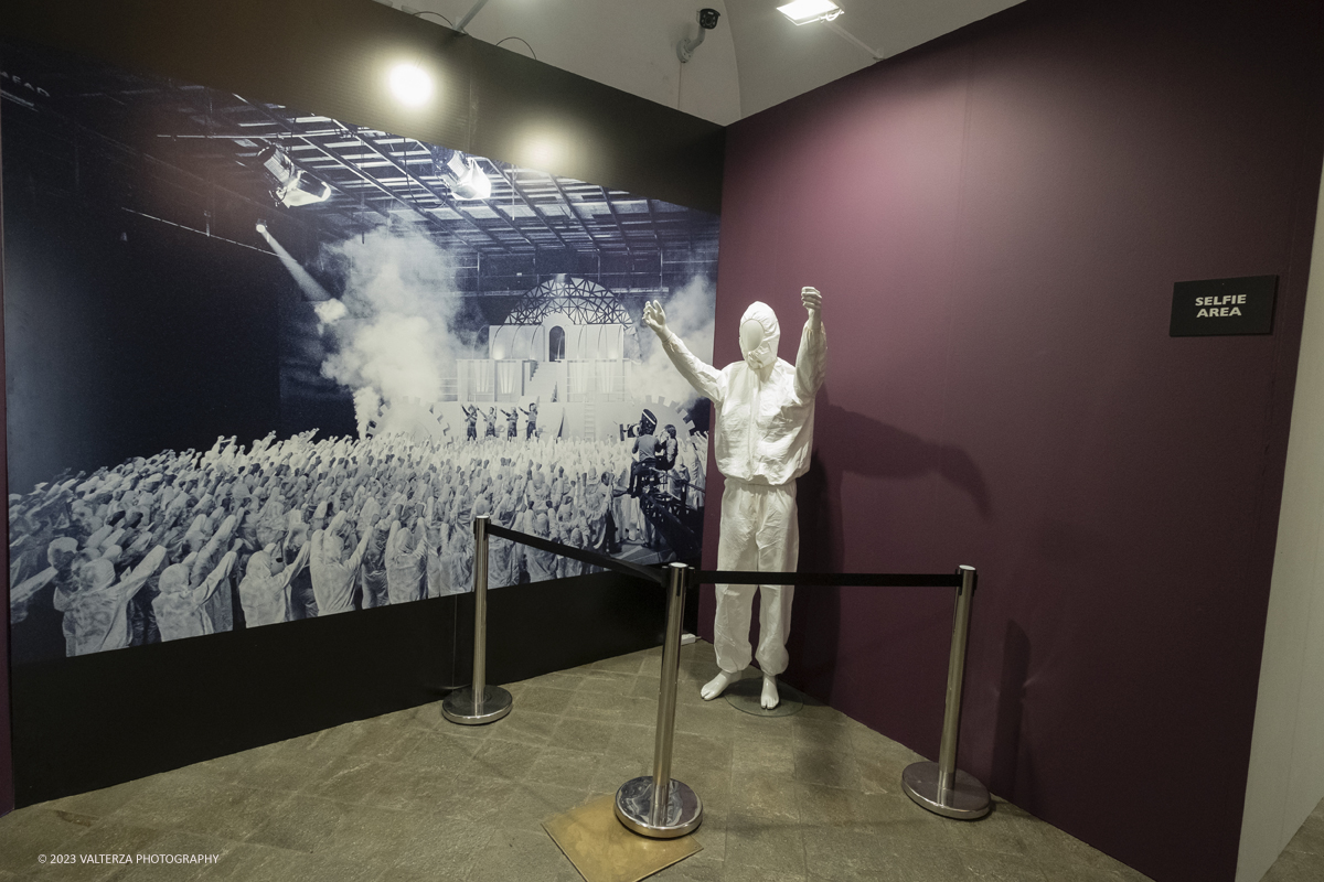 _DSF8619.jpg - 05/04/2023. Torino. La mostra Peter Hince  Queen Experience.,  documenta il fruttuoso rapporto di amicizia e lavoro tra l'artista londinese e la formazione capitanata dal compianto Freddie Mercury  con oltre sessanta scatti realizzati dall'amico e collaboratore della band Peter Hince ,arricchiti da un centinaio di cimeli, poster, dischi e filmati d'epoca. Nella foto installazione all'ingressso della mostra mutusts dal video radio ga ga del 1983