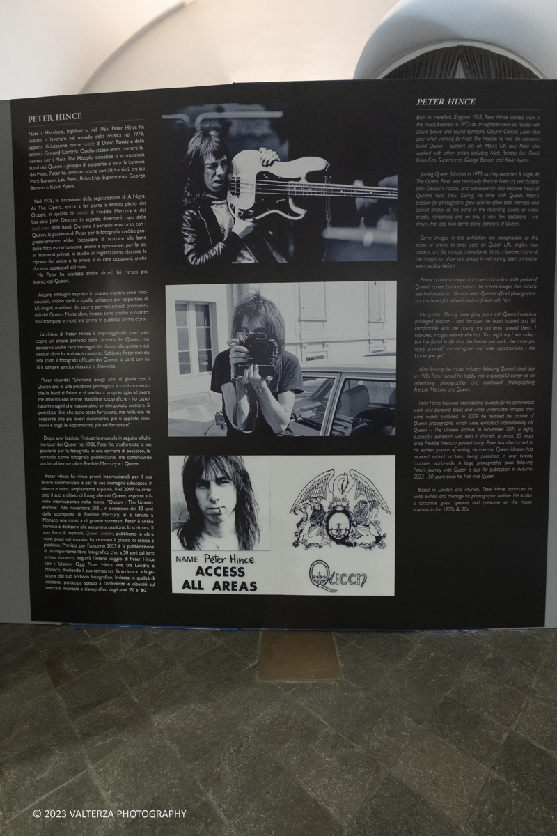 _DSF8633.jpg - 05/04/2023. Torino. La mostra Peter Hince  Queen Experience.,  documenta il fruttuoso rapporto di amicizia e lavoro tra l'artista londinese e la formazione capitanata dal compianto Freddie Mercury  con oltre sessanta scatti realizzati dall'amico e collaboratore della band Peter Hince ,arricchiti da un centinaio di cimeli, poster, dischi e filmati d'epoca. Nella foto pannello esplicativo ad inizio mostra