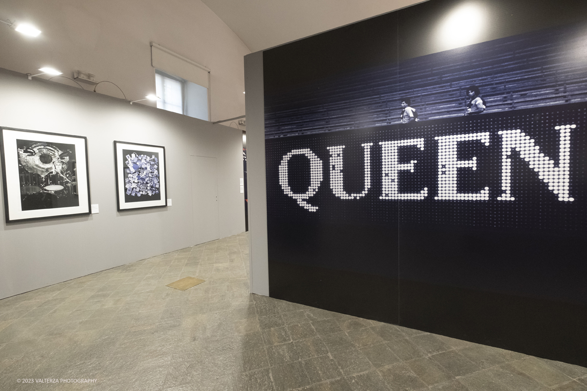 _DSF8657.jpg - 05/04/2023. Torino. La mostra Peter Hince  Queen Experience.,  documenta il fruttuoso rapporto di amicizia e lavoro tra l'artista londinese e la formazione capitanata dal compianto Freddie Mercury  con oltre sessanta scatti realizzati dall'amico e collaboratore della band Peter Hince ,arricchiti da un centinaio di cimeli, poster, dischi e filmati d'epoca. Nella foto parte della installazione della mostra