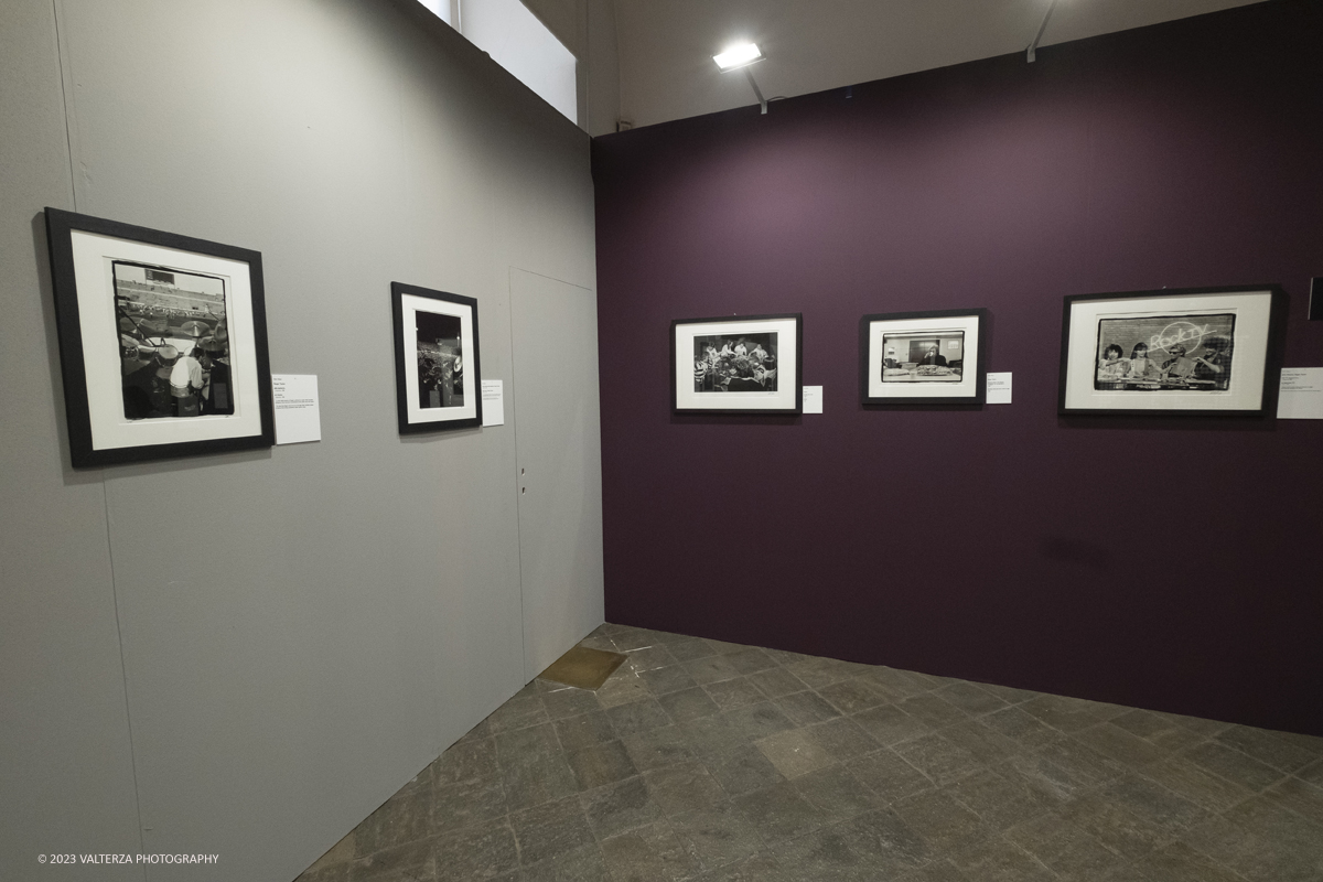 _DSF8666.jpg - 05/04/2023. Torino. La mostra Peter Hince  Queen Experience.,  documenta il fruttuoso rapporto di amicizia e lavoro tra l'artista londinese e la formazione capitanata dal compianto Freddie Mercury  con oltre sessanta scatti realizzati dall'amico e collaboratore della band Peter Hince ,arricchiti da un centinaio di cimeli, poster, dischi e filmati d'epoca. Nella foto parte della installazione della mostra