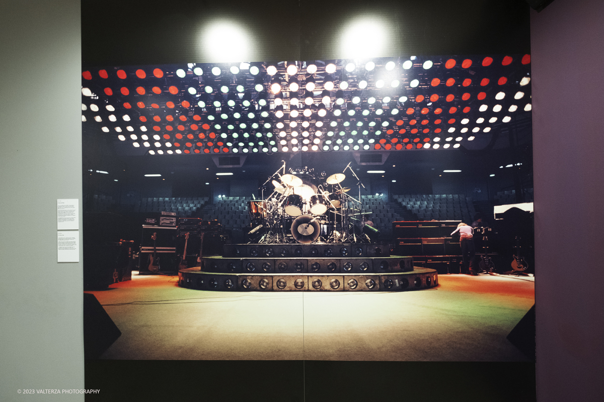 _DSF8721.jpg - 05/04/2023. Torino. La mostra Peter Hince  Queen Experience.,  documenta il fruttuoso rapporto di amicizia e lavoro tra l'artista londinese e la formazione capitanata dal compianto Freddie Mercury  con oltre sessanta scatti realizzati dall'amico e collaboratore della band Peter Hince ,arricchiti da un centinaio di cimeli, poster, dischi e filmati d'epoca. Nella foto Il forno da pizza, cosi veniva chiamato l'impianto di illuminazione mobile dei Queen
