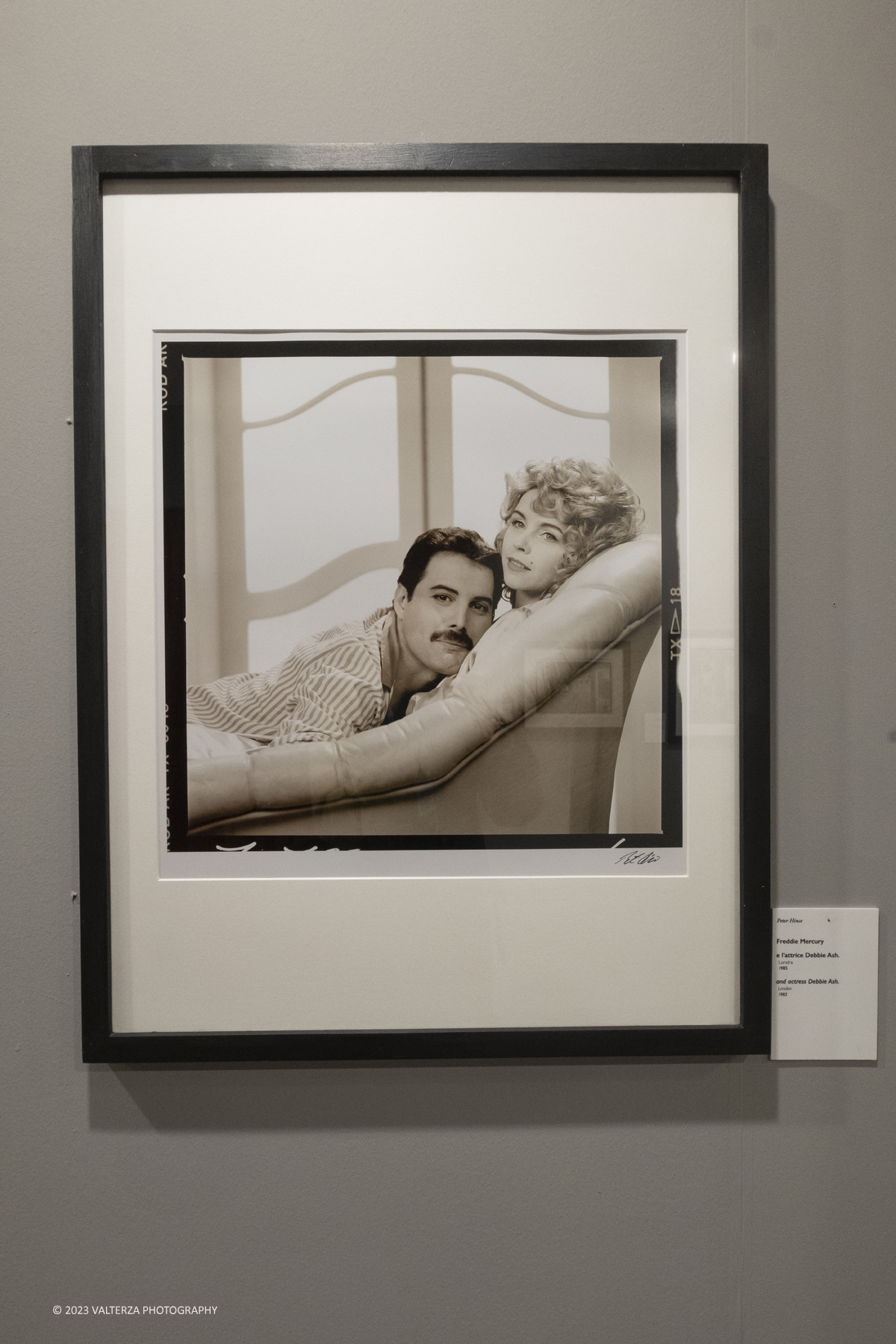 _DSF8807.jpg - 05/04/2023. Torino. La mostra Peter Hince  Queen Experience.,  documenta il fruttuoso rapporto di amicizia e lavoro tra l'artista londinese e la formazione capitanata dal compianto Freddie Mercury  con oltre sessanta scatti realizzati dall'amico e collaboratore della band Peter Hince ,arricchiti da un centinaio di cimeli, poster, dischi e filmati d'epoca. Nella foto Freddie Mercury e l'attrice Debbie Ash, 1985