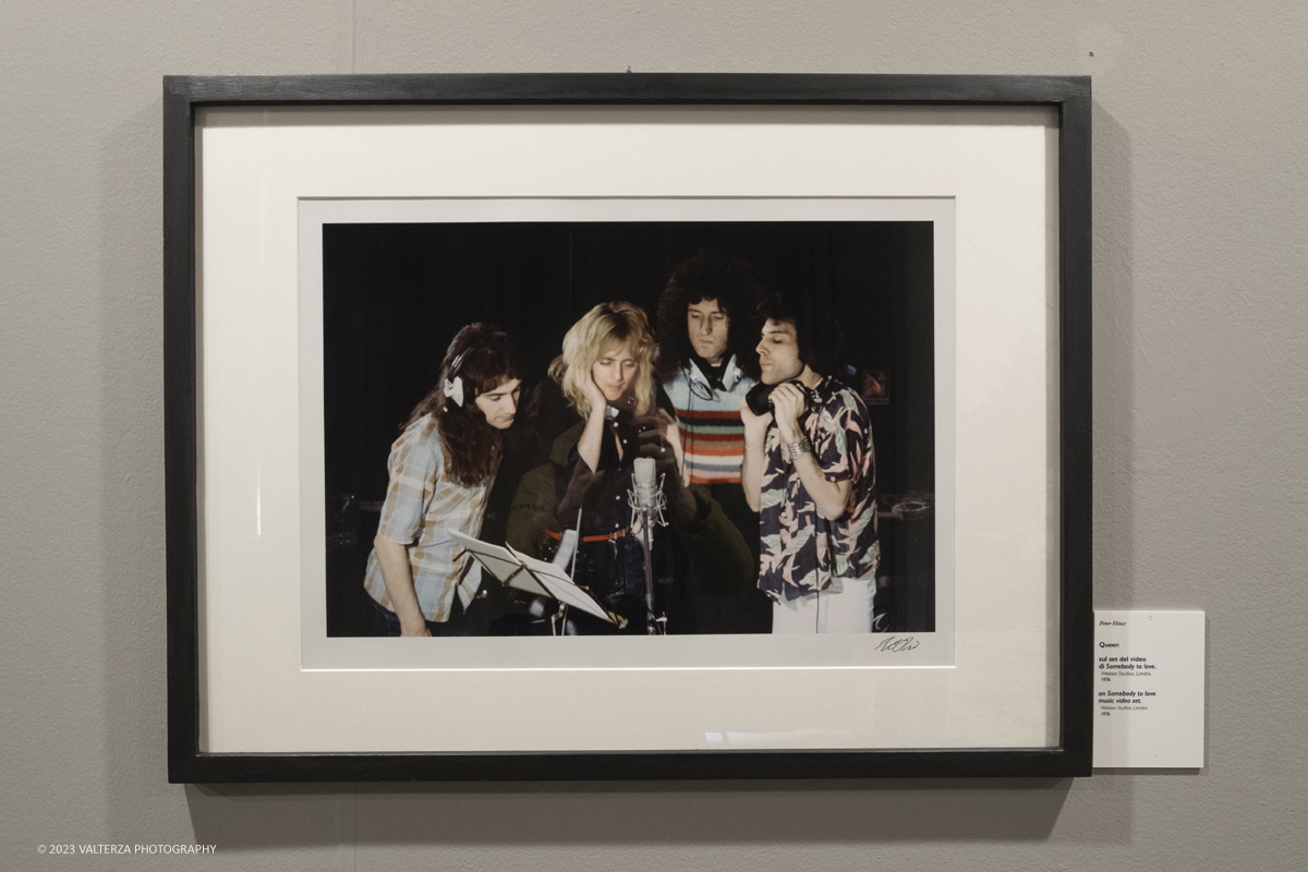 _DSF8836.jpg - 05/04/2023. Torino. La mostra Peter Hince  Queen Experience.,  documenta il fruttuoso rapporto di amicizia e lavoro tra l'artista londinese e la formazione capitanata dal compianto Freddie Mercury  con oltre sessanta scatti realizzati dall'amico e collaboratore della band Peter Hince ,arricchiti da un centinaio di cimeli, poster, dischi e filmati d'epoca. Nella foto I queen sul set del video Somebody to love, 1976