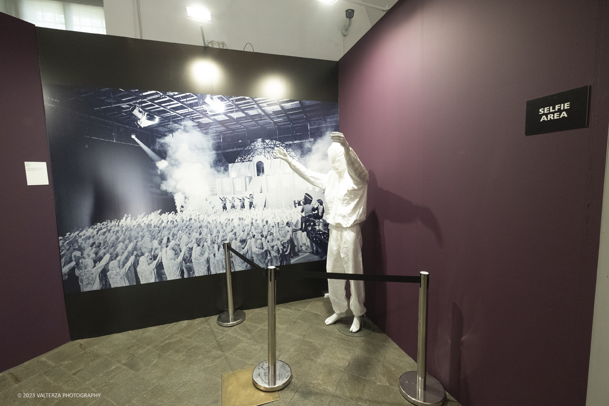 _DSF8883.jpg - 05/04/2023. Torino. La mostra Peter Hince  Queen Experience.,  documenta il fruttuoso rapporto di amicizia e lavoro tra l'artista londinese e la formazione capitanata dal compianto Freddie Mercury  con oltre sessanta scatti realizzati dall'amico e collaboratore della band Peter Hince ,arricchiti da un centinaio di cimeli, poster, dischi e filmati d'epoca. Nella foto area di ingresso alla mostra con la ricostruzione del set di un video