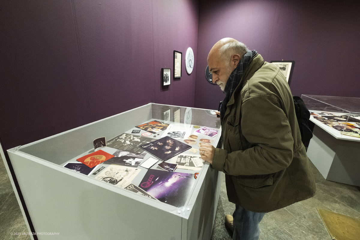 _DSF8901.jpg - 05/04/2023. Torino. La mostra Peter Hince  Queen Experience.,  documenta il fruttuoso rapporto di amicizia e lavoro tra l'artista londinese e la formazione capitanata dal compianto Freddie Mercury  con oltre sessanta scatti realizzati dall'amico e collaboratore della band Peter Hince ,arricchiti da un centinaio di cimeli, poster, dischi e filmati d'epoca. Nella foto in visita all'esposizione