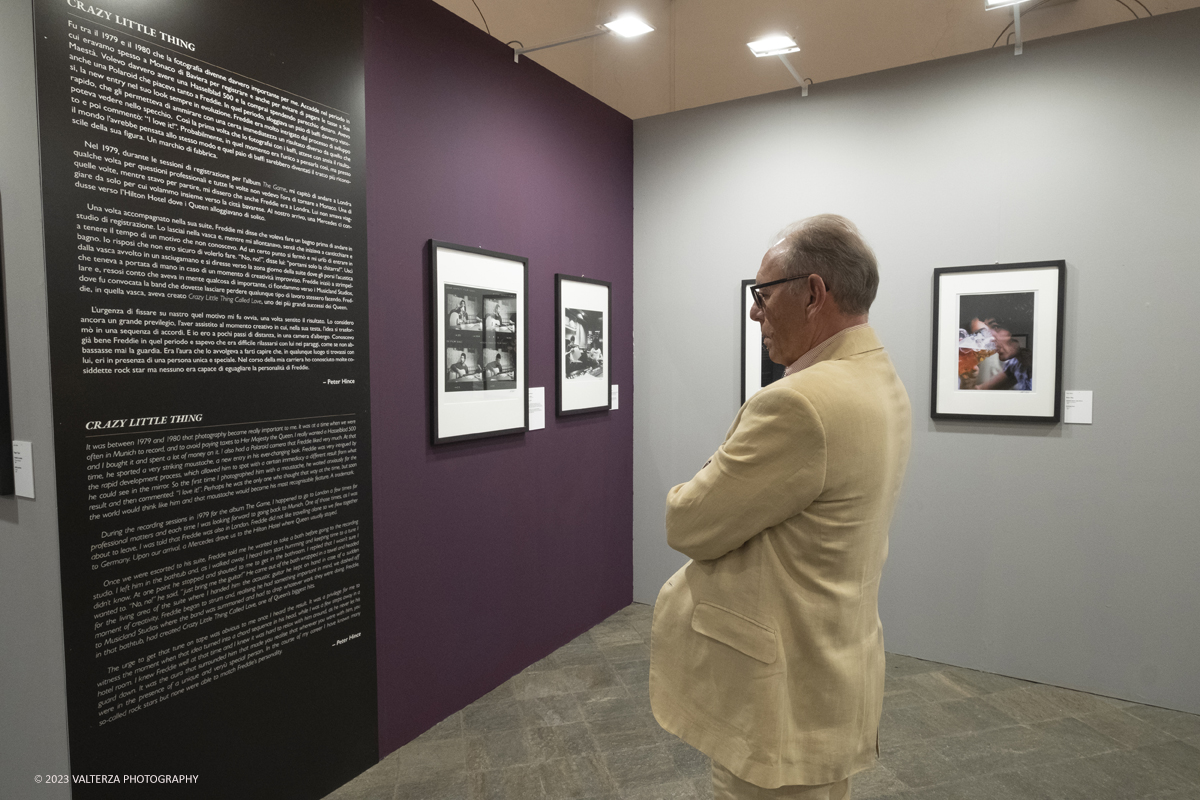 _DSF8935.jpg - 05/04/2023. Torino. La mostra Peter Hince  Queen Experience.,  documenta il fruttuoso rapporto di amicizia e lavoro tra l'artista londinese e la formazione capitanata dal compianto Freddie Mercury  con oltre sessanta scatti realizzati dall'amico e collaboratore della band Peter Hince ,arricchiti da un centinaio di cimeli, poster, dischi e filmati d'epoca. Nella foto in visita all'esposizione