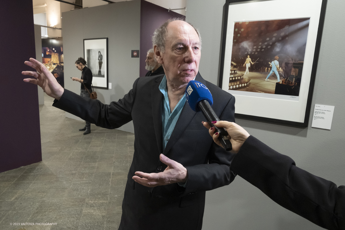 _DSF8959.jpg - 05/04/2023. Torino. La mostra Peter Hince  Queen Experience.,  documenta il fruttuoso rapporto di amicizia e lavoro tra l'artista londinese e la formazione capitanata dal compianto Freddie Mercury  con oltre sessanta scatti realizzati dall'amico e collaboratore della band Peter Hince ,arricchiti da un centinaio di cimeli, poster, dischi e filmati d'epoca. Nella foto la gestualitÃ  di Peter  Hince durante l'intervista della RAI