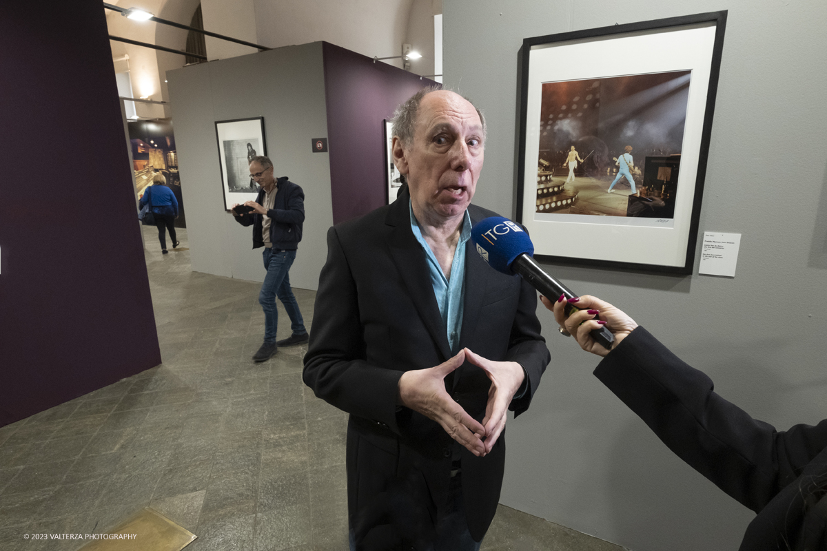 _DSF8983.jpg - 05/04/2023. Torino. La mostra Peter Hince  Queen Experience.,  documenta il fruttuoso rapporto di amicizia e lavoro tra l'artista londinese e la formazione capitanata dal compianto Freddie Mercury  con oltre sessanta scatti realizzati dall'amico e collaboratore della band Peter Hince ,arricchiti da un centinaio di cimeli, poster, dischi e filmati d'epoca. Nella foto la gestualitÃ  di Peter  Hince durante l'intervista della RAI