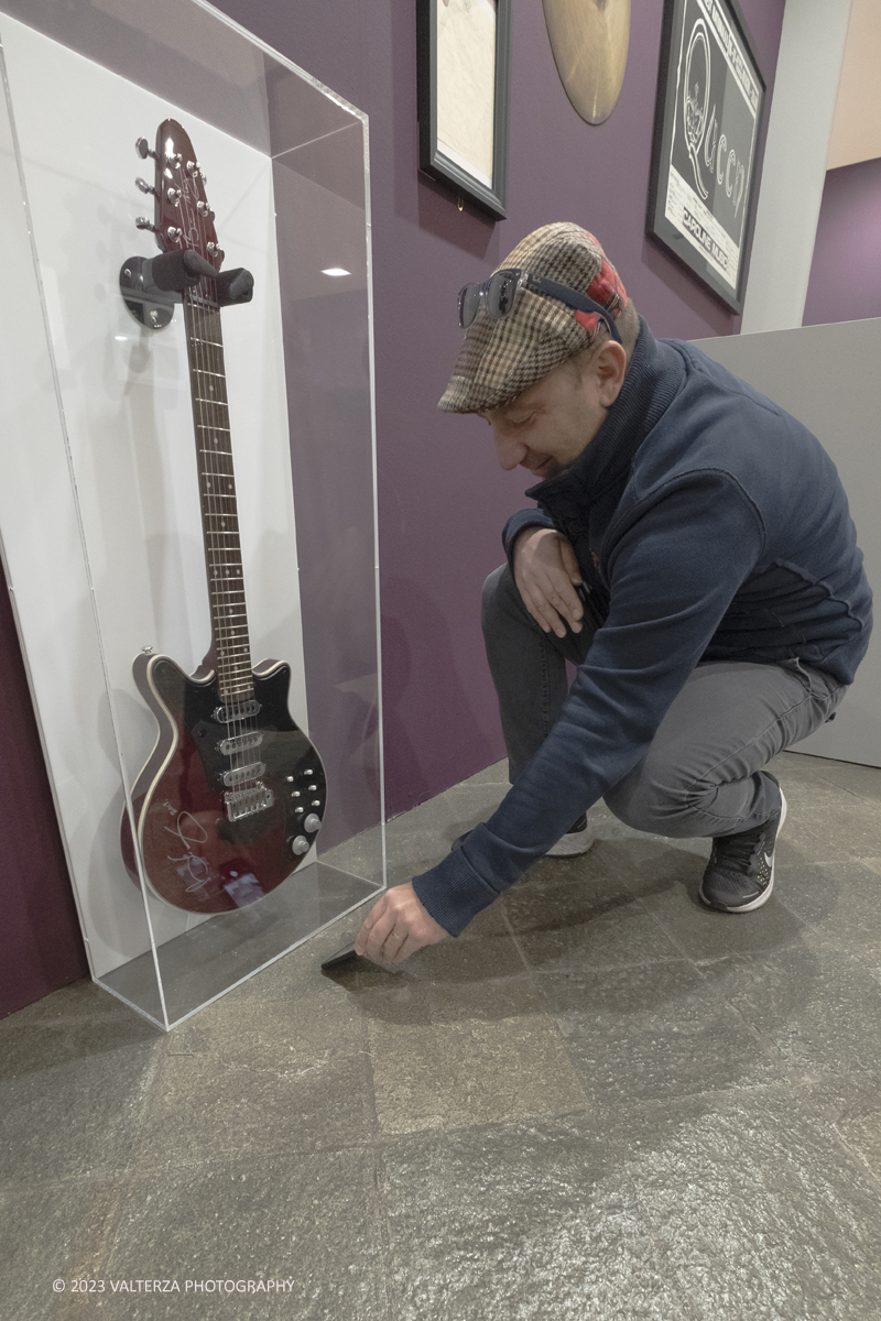 _DSF9019.jpg - 05/04/2023. Torino. La mostra Peter Hince  Queen Experience.,  documenta il fruttuoso rapporto di amicizia e lavoro tra l'artista londinese e la formazione capitanata dal compianto Freddie Mercury  con oltre sessanta scatti realizzati dall'amico e collaboratore della band Peter Hince ,arricchiti da un centinaio di cimeli, poster, dischi e filmati d'epoca. Nella foto in visita all'esposizione