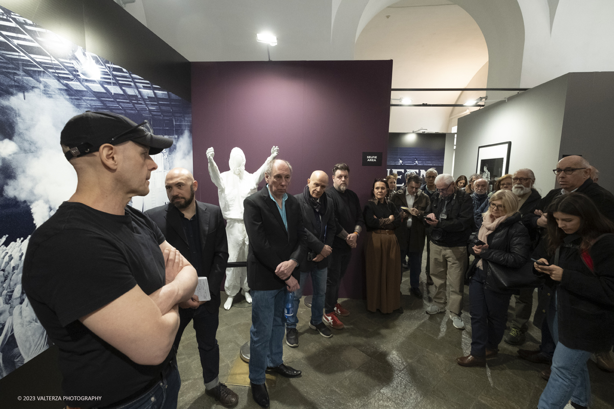 _DSF9155.jpg - 05/04/2023. Torino. La mostra Peter Hince  Queen Experience.,  documenta il fruttuoso rapporto di amicizia e lavoro tra l'artista londinese e la formazione capitanata dal compianto Freddie Mercury  con oltre sessanta scatti realizzati dall'amico e collaboratore della band Peter Hince ,arricchiti da un centinaio di cimeli, poster, dischi e filmati d'epoca. Nella foto un momento della presentazione della mostra