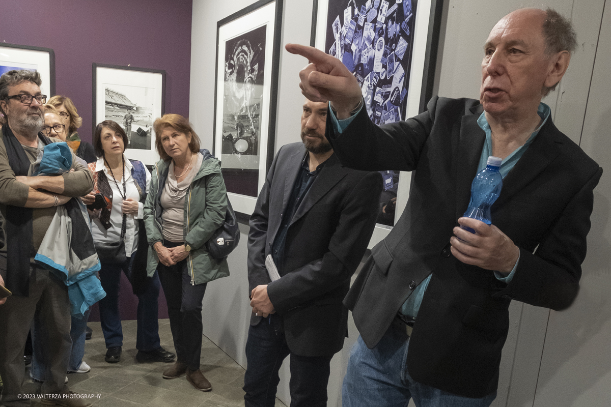 _DSF9189.jpg - 05/04/2023. Torino. La mostra Peter Hince  Queen Experience.,  documenta il fruttuoso rapporto di amicizia e lavoro tra l'artista londinese e la formazione capitanata dal compianto Freddie Mercury  con oltre sessanta scatti realizzati dall'amico e collaboratore della band Peter Hince ,arricchiti da un centinaio di cimeli, poster, dischi e filmati d'epoca. Nella foto visita alla mostra guidata da Peter Hince
