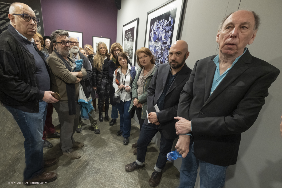 _DSF9263.jpg - 05/04/2023. Torino. La mostra Peter Hince  Queen Experience.,  documenta il fruttuoso rapporto di amicizia e lavoro tra l'artista londinese e la formazione capitanata dal compianto Freddie Mercury  con oltre sessanta scatti realizzati dall'amico e collaboratore della band Peter Hince ,arricchiti da un centinaio di cimeli, poster, dischi e filmati d'epoca. Nella foto visita alla mostra guidata da Peter Hince