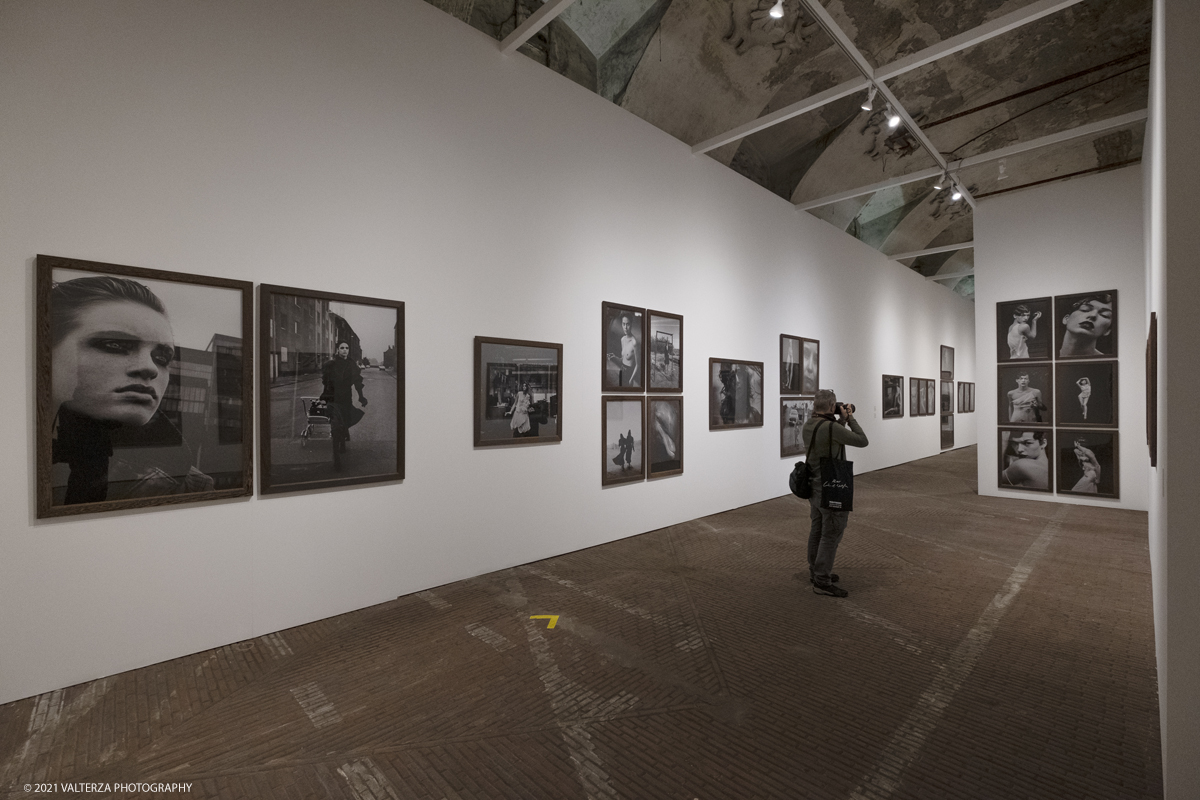 _DSF4997.jpg - 12/05/2021. Torino. Questa mostra, frutto della collaborazione tra Paratissima, la Peter Lindbergh foundation  ed Il Kunstpalast di Dusseldorf Ã¨ un autoritratto e, allo stesso tempo,un grande omaggio al maestro perchÃ¨ Ã¨ un progetto voluto e curato da lui personalmente  prima di lasciarci prematuramente. Nella foto parte dell'allestimento della mostra