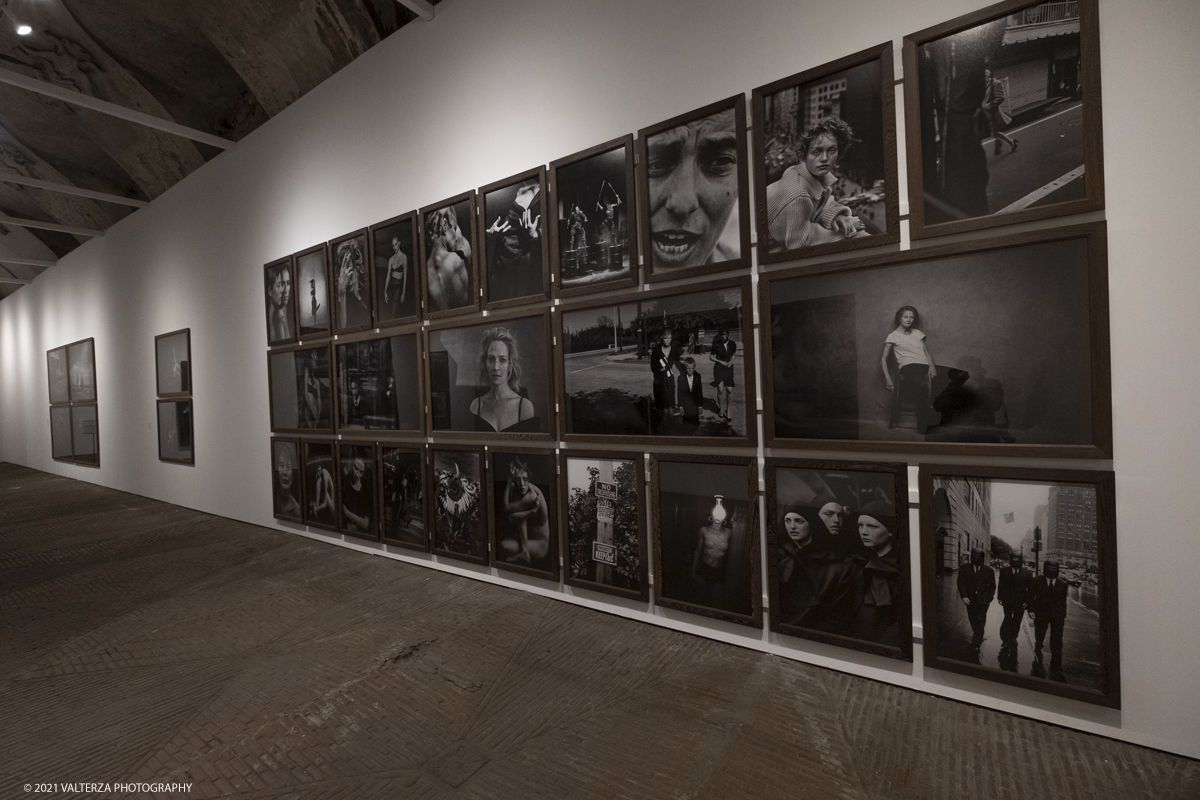 _DSF5059.jpg - 12/05/2021. Torino. Questa mostra, frutto della collaborazione tra Paratissima, la Peter Lindbergh foundation  ed Il Kunstpalast di Dusseldorf Ã¨ un autoritratto e, allo stesso tempo,un grande omaggio al maestro perchÃ¨ Ã¨ un progetto voluto e curato da lui personalmente  prima di lasciarci prematuramente. Nella foto parte dell'allestimento della mostra