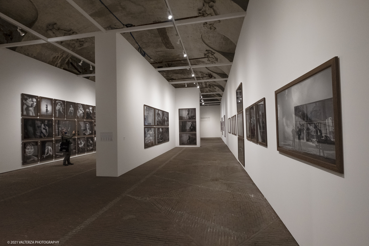 _DSF5116.jpg - 12/05/2021. Torino. Questa mostra, frutto della collaborazione tra Paratissima, la Peter Lindbergh foundation  ed Il Kunstpalast di Dusseldorf Ã¨ un autoritratto e, allo stesso tempo,un grande omaggio al maestro perchÃ¨ Ã¨ un progetto voluto e curato da lui personalmente  prima di lasciarci prematuramente. Nella foto parte dell'allestimento della mostra