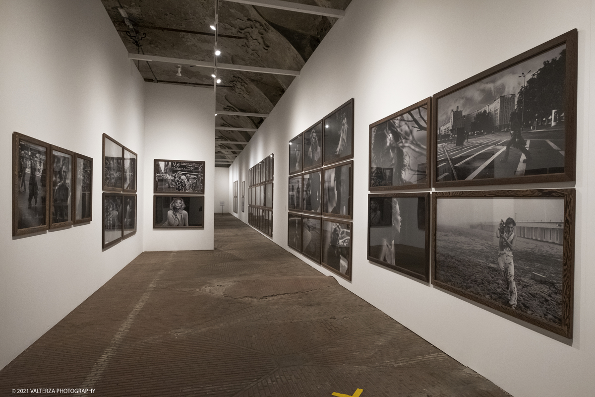 _DSF5174.jpg - 12/05/2021. Torino. Questa mostra, frutto della collaborazione tra Paratissima, la Peter Lindbergh foundation  ed Il Kunstpalast di Dusseldorf Ã¨ un autoritratto e, allo stesso tempo,un grande omaggio al maestro perchÃ¨ Ã¨ un progetto voluto e curato da lui personalmente  prima di lasciarci prematuramente. Nella foto parte dell'allestimento della mostra