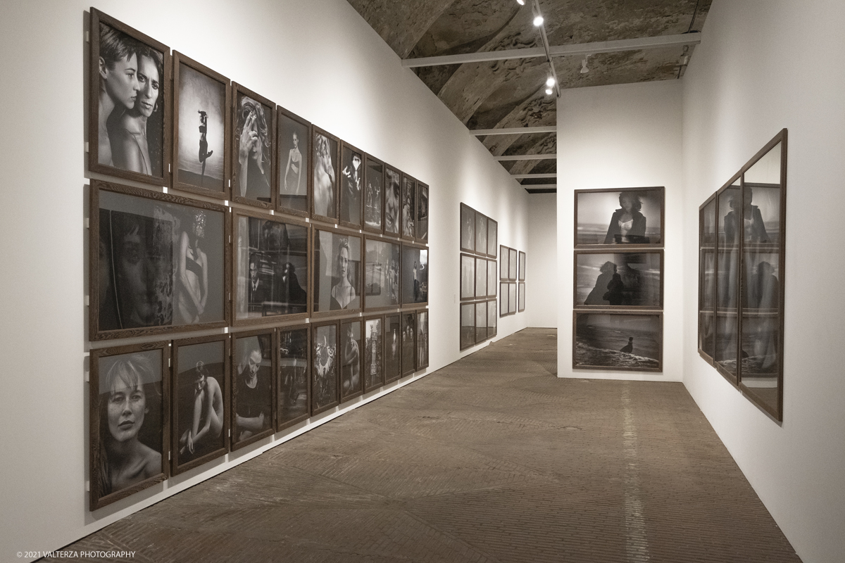 _DSF5207.jpg - 12/05/2021. Torino. Questa mostra, frutto della collaborazione tra Paratissima, la Peter Lindbergh foundation  ed Il Kunstpalast di Dusseldorf Ã¨ un autoritratto e, allo stesso tempo,un grande omaggio al maestro perchÃ¨ Ã¨ un progetto voluto e curato da lui personalmente  prima di lasciarci prematuramente. Nella foto parte dell'allestimento della mostra