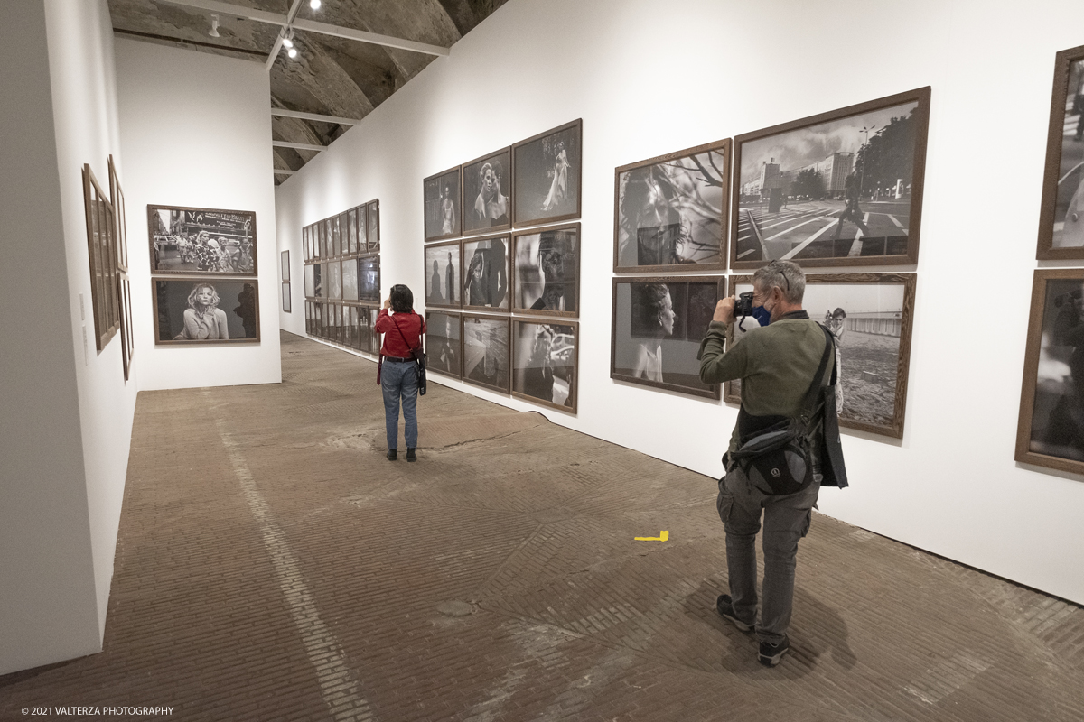 _DSF5229.jpg - 12/05/2021. Torino. Questa mostra, frutto della collaborazione tra Paratissima, la Peter Lindbergh foundation  ed Il Kunstpalast di Dusseldorf Ã¨ un autoritratto e, allo stesso tempo,un grande omaggio al maestro perchÃ¨ Ã¨ un progetto voluto e curato da lui personalmente  prima di lasciarci prematuramente. Nella foto in visita alla mostra