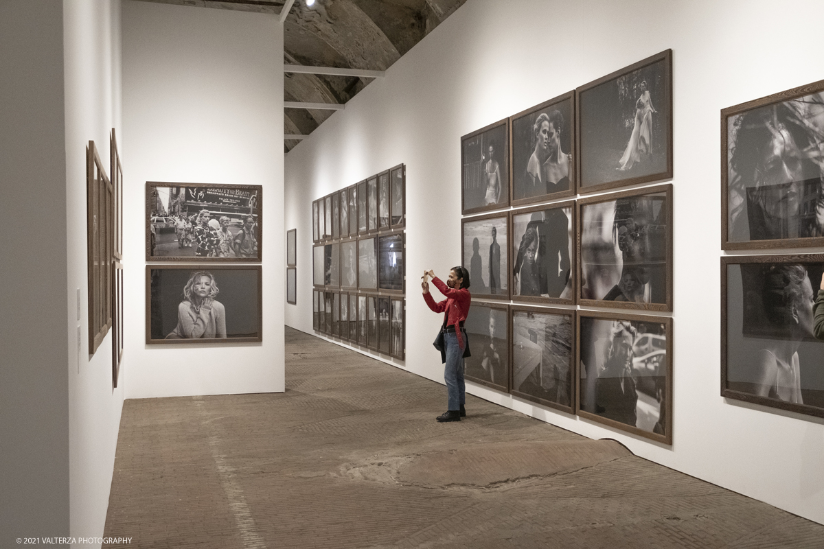 _DSF5234.jpg - 12/05/2021. Torino. Questa mostra, frutto della collaborazione tra Paratissima, la Peter Lindbergh foundation  ed Il Kunstpalast di Dusseldorf Ã¨ un autoritratto e, allo stesso tempo,un grande omaggio al maestro perchÃ¨ Ã¨ un progetto voluto e curato da lui personalmente  prima di lasciarci prematuramente. Nella foto in visita alla mostra