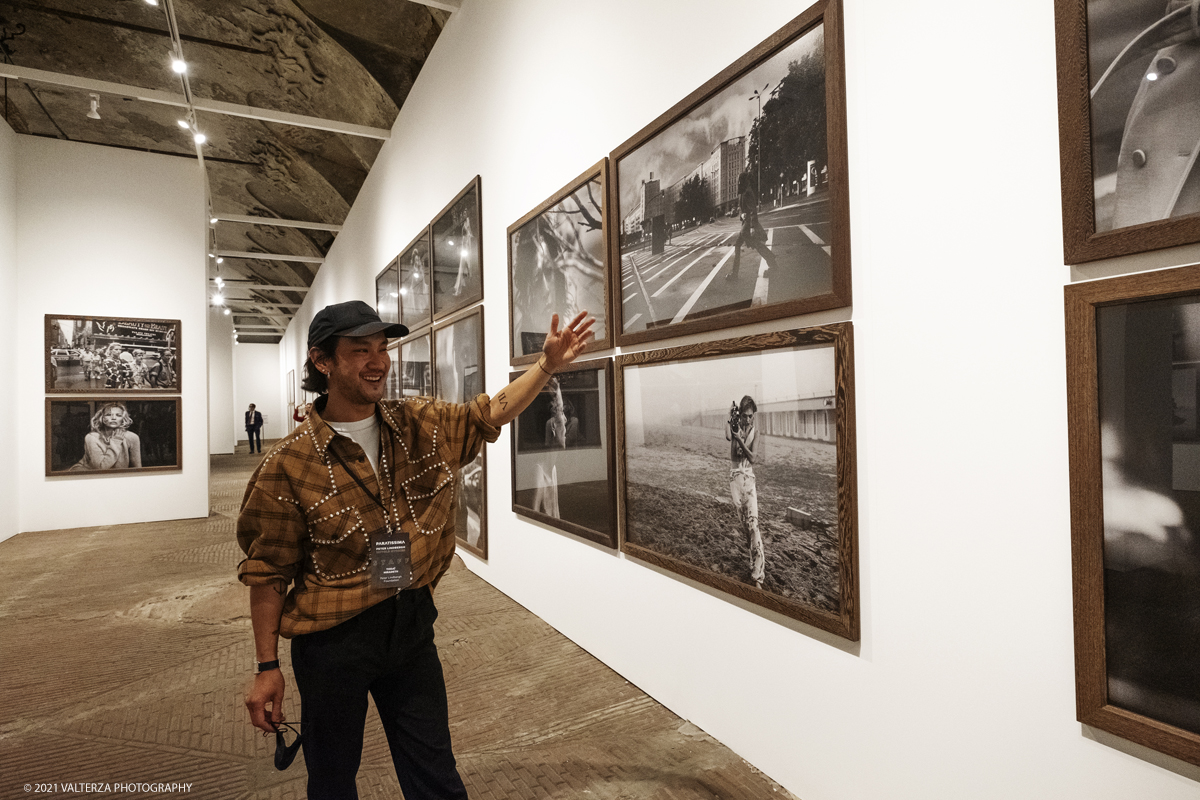 _DSF5247.jpg - 12/05/2021. Torino. Questa mostra, frutto della collaborazione tra Paratissima, la Peter Lindbergh foundation  ed Il Kunstpalast di Dusseldorf Ã¨ un autoritratto e, allo stesso tempo,un grande omaggio al maestro perchÃ¨ Ã¨ un progetto voluto e curato da lui personalmente  prima di lasciarci prematuramente. Nella foto Tohai Niradeth della fondazione Peter Lindbergh commenta alcune immagini della mostra